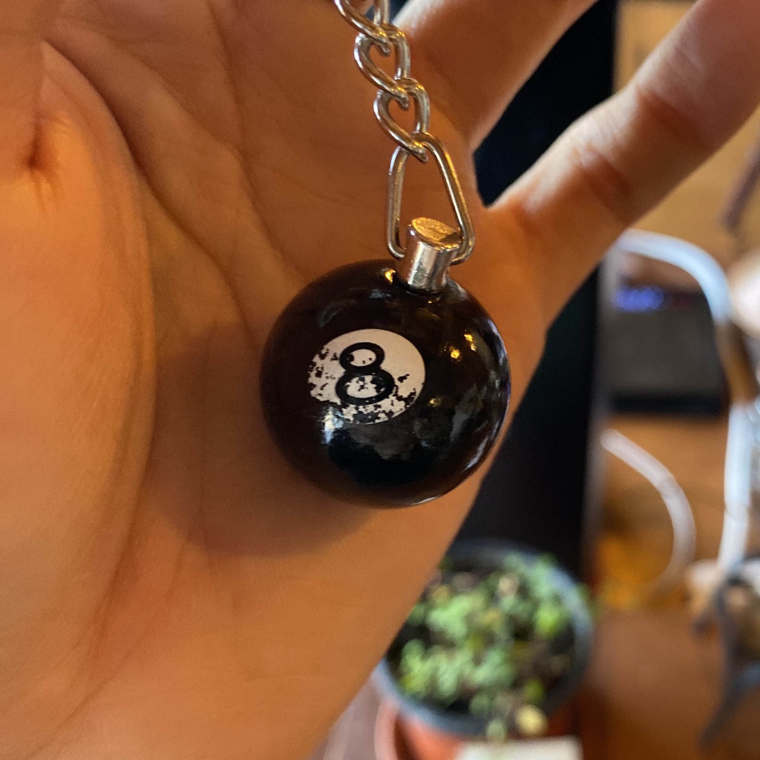Stussy 8 Ball Keychain Black 착용 스타일 - 1