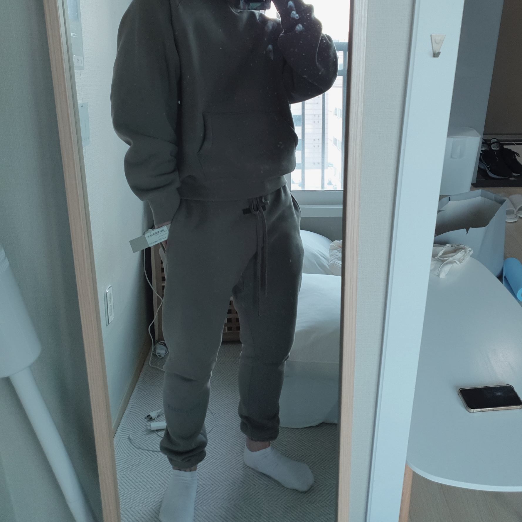 Essentials Sweatpants Taupe - 21SS, Essentials Pull-Over Hoodie Taupe - 21SS 착용 스타일