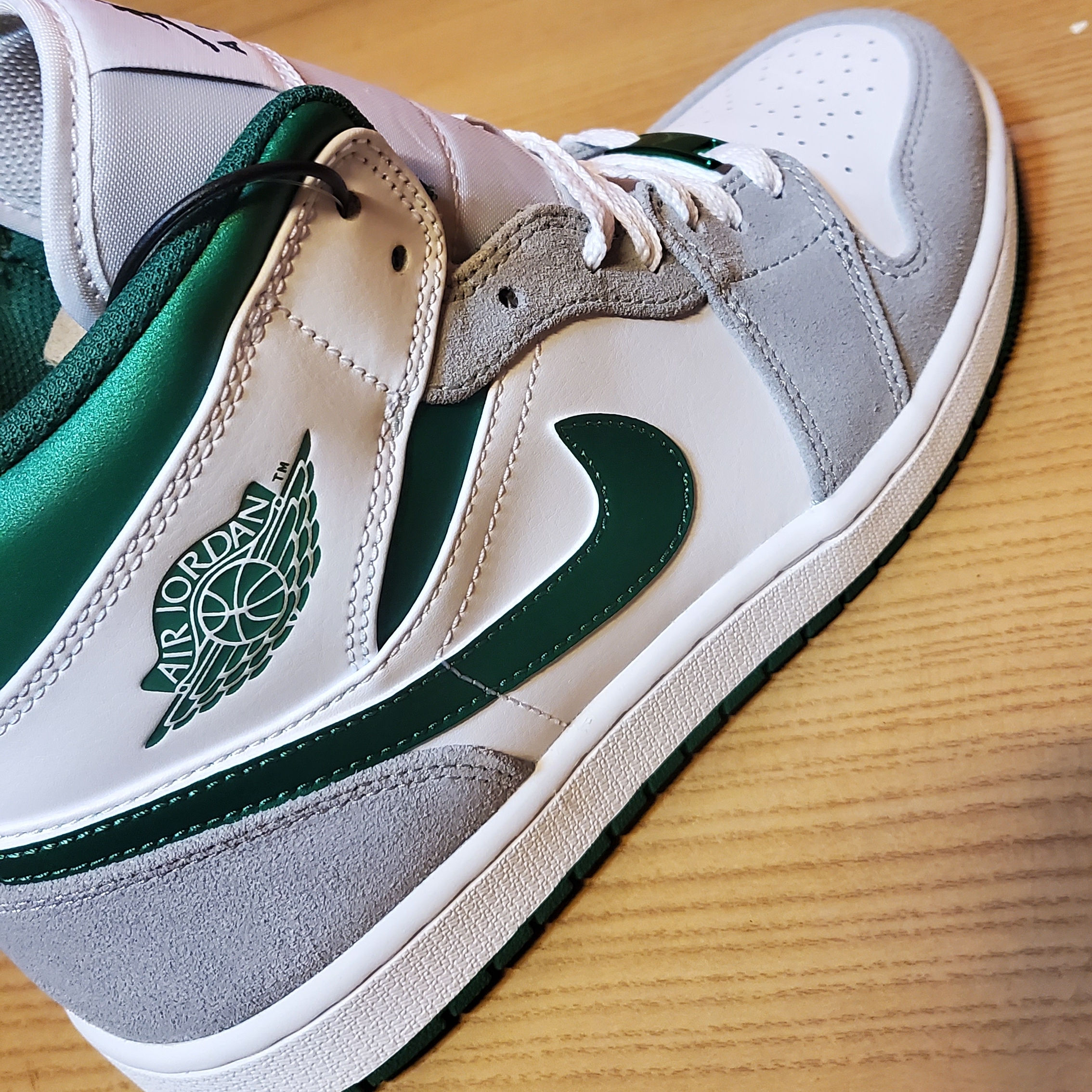 Jordan 1 Mid SE Pine Green Light Smoke Grey 착용 스타일