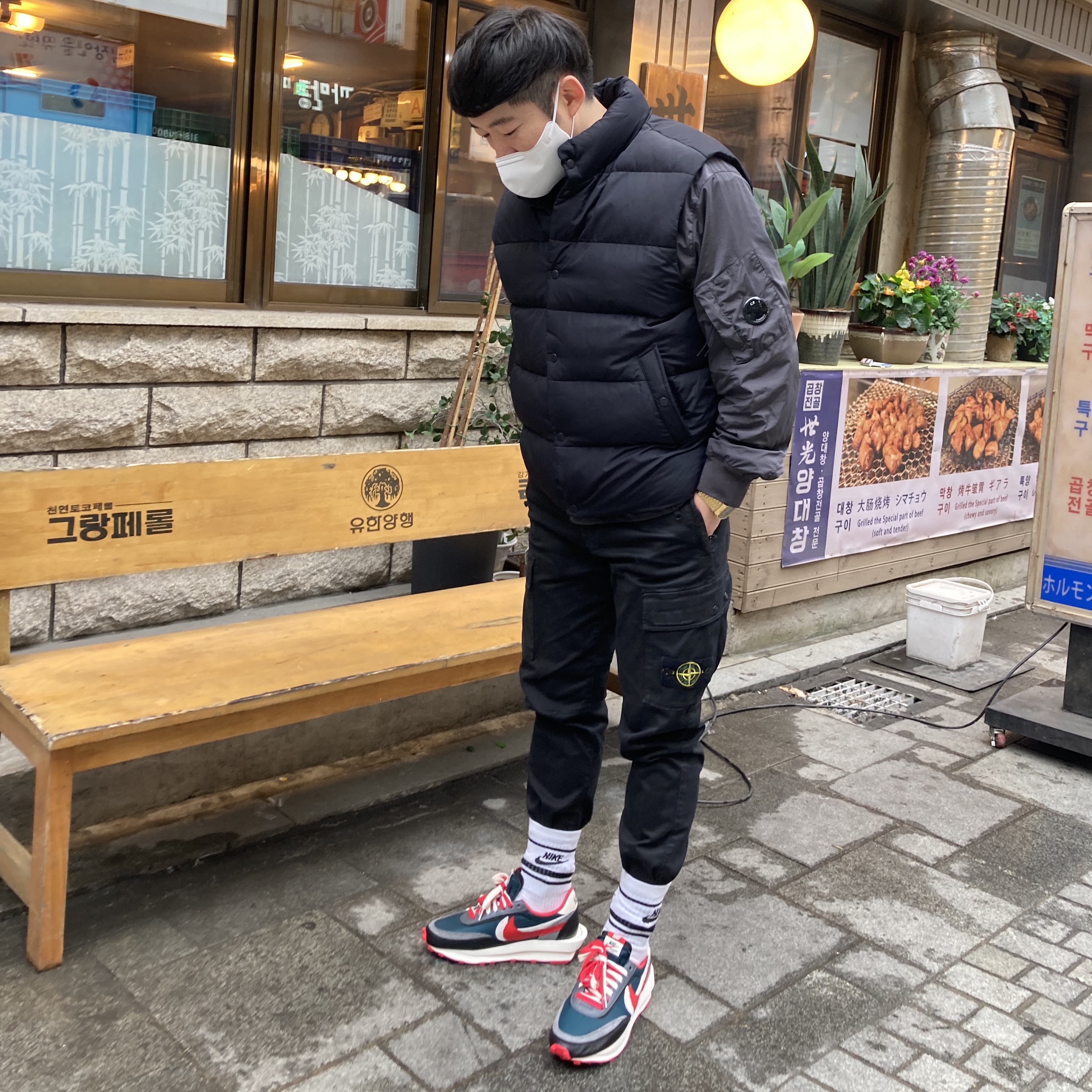 Nike x Sacai x Undercover LDWaffle Midnight Spruce University Red, Stone Island 313L1 Old Dye Treatment Cargo Pants Black - 21FW 착용 스타일 - 2