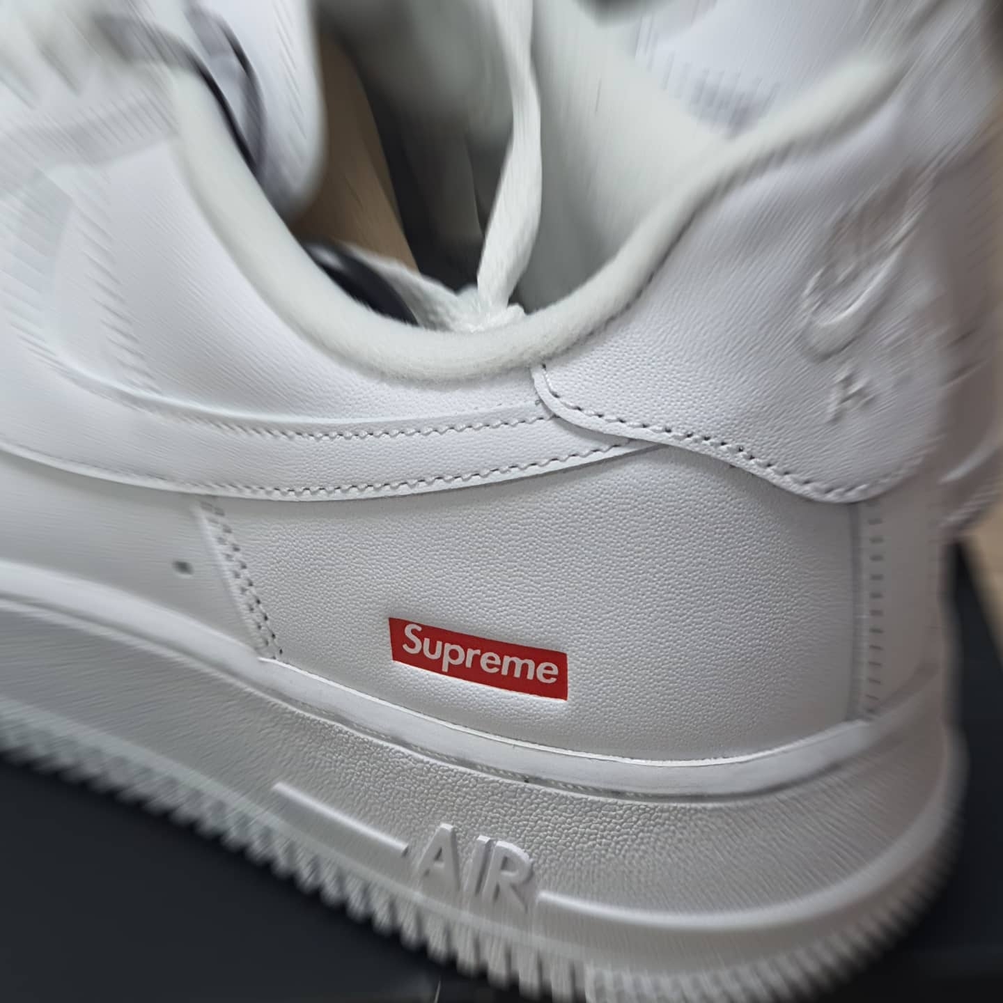 Nike x Supreme Air Force 1 Low White 착용 스타일 - 2