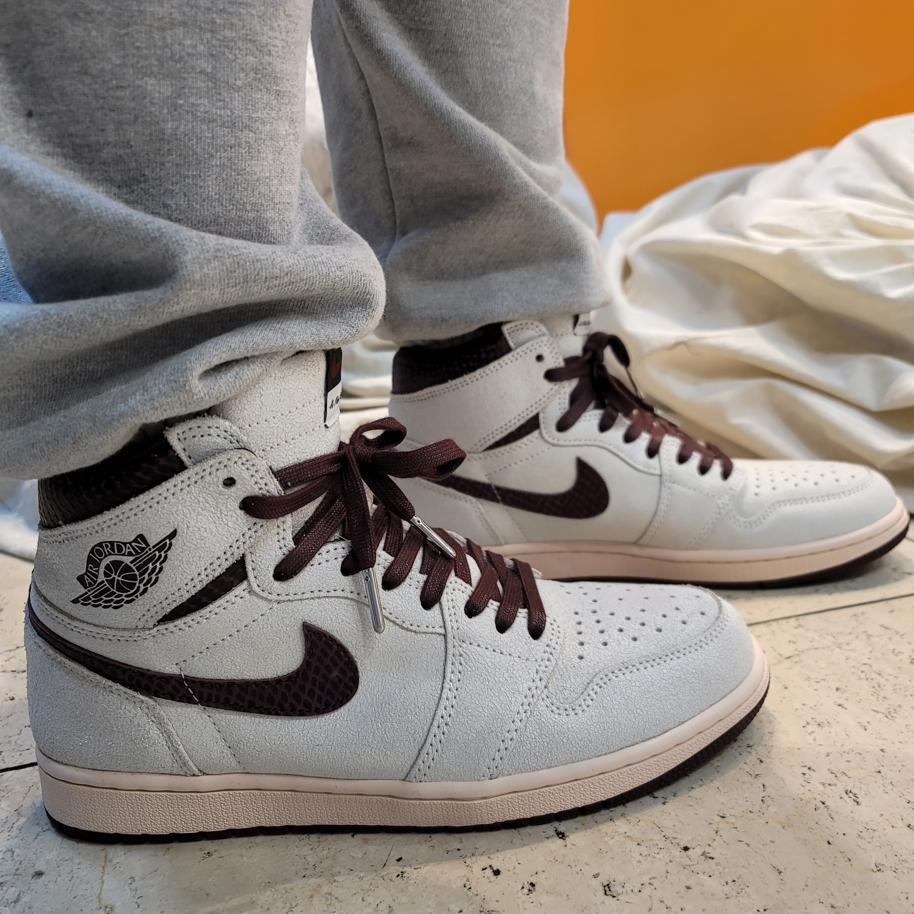 Jordan 1 x A Ma Maniere Retro High OG SP Sail and Burgundy 착용 스타일 - 3