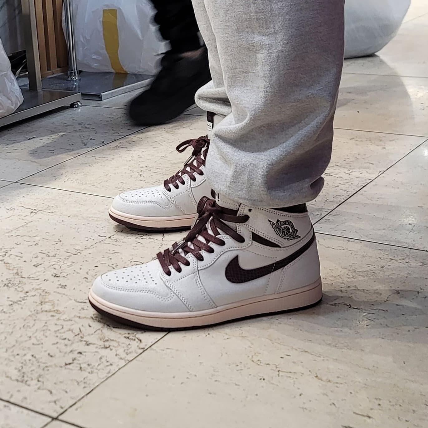 Jordan 1 x A Ma Maniere Retro High OG SP Sail and Burgundy 착용 스타일 - 2
