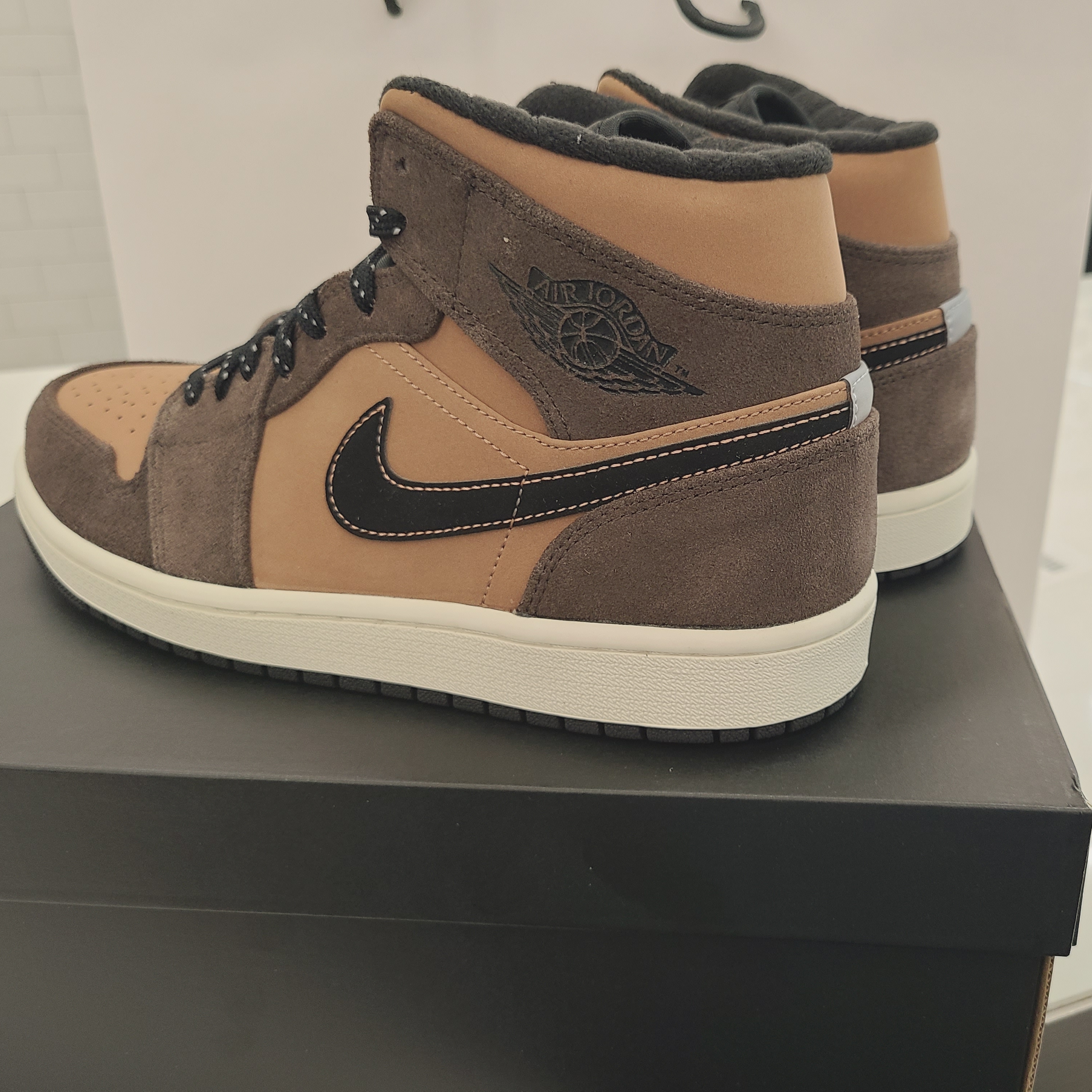 Jordan 1 Mid SE Dark Chocolate 착용 스타일