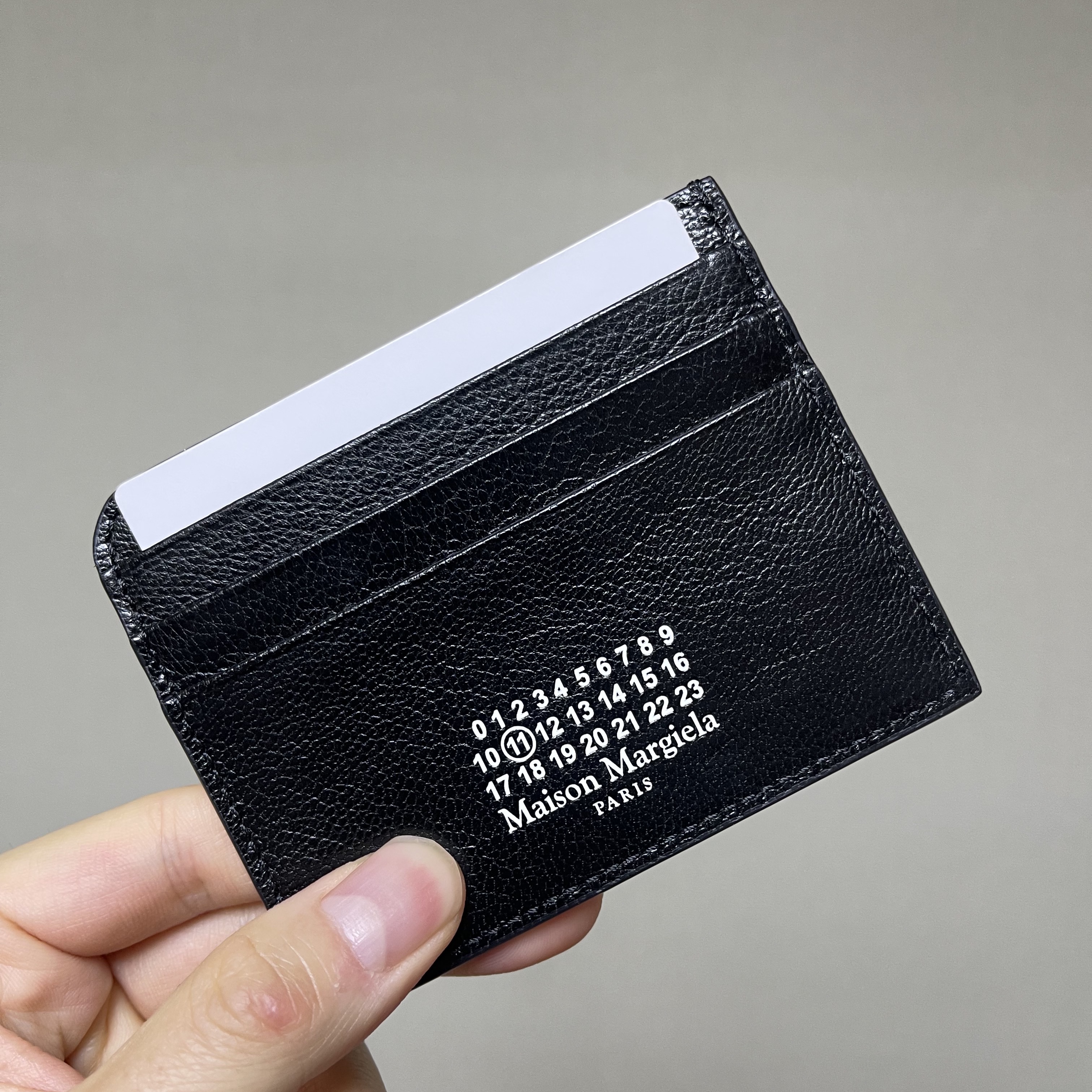 Maison Margiela Numbers Logo Smooth Leather Card Holder Black 착용 스타일 - 1