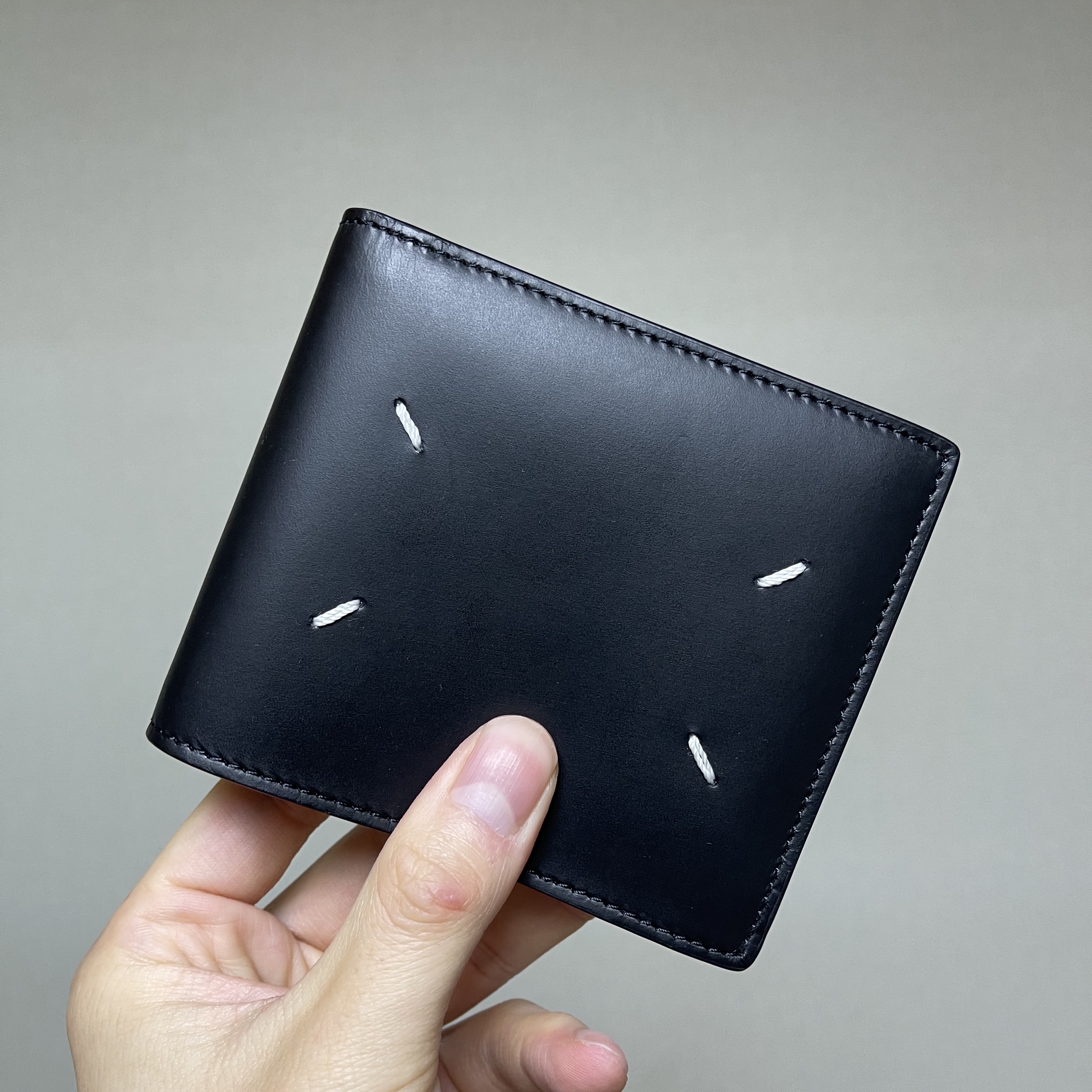 Maison Margiela Grainy Leather Bi-Fold Wallet Black 착용 스타일