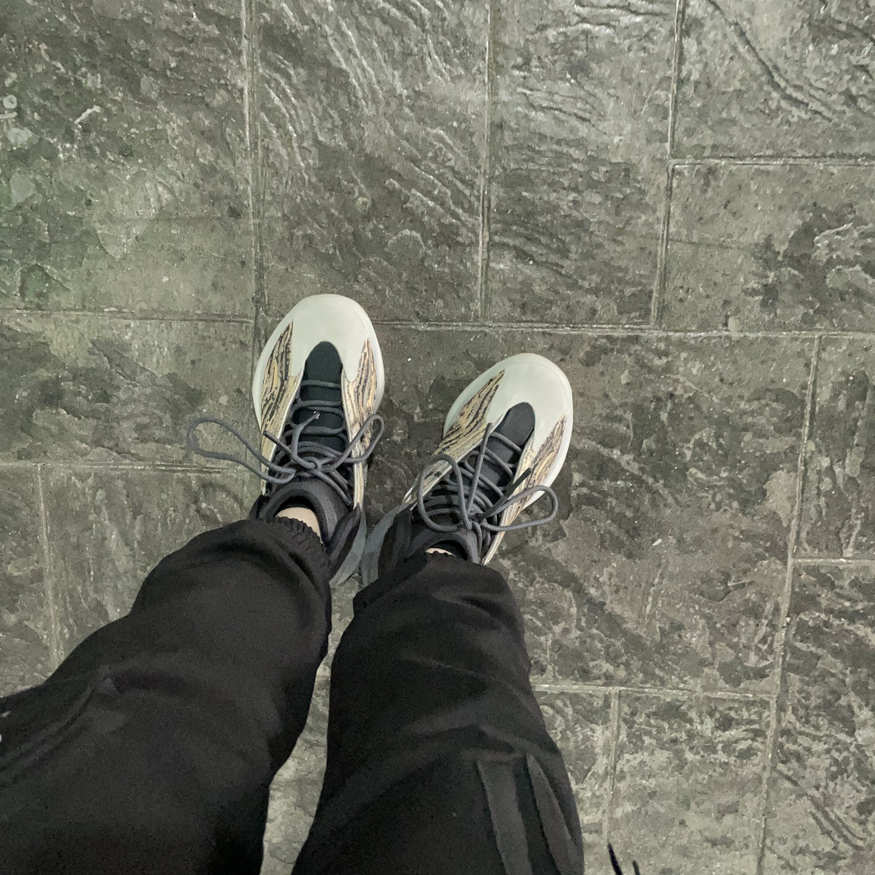 Adidas Yeezy QNTM Amber Tint 착용 스타일 - 2
