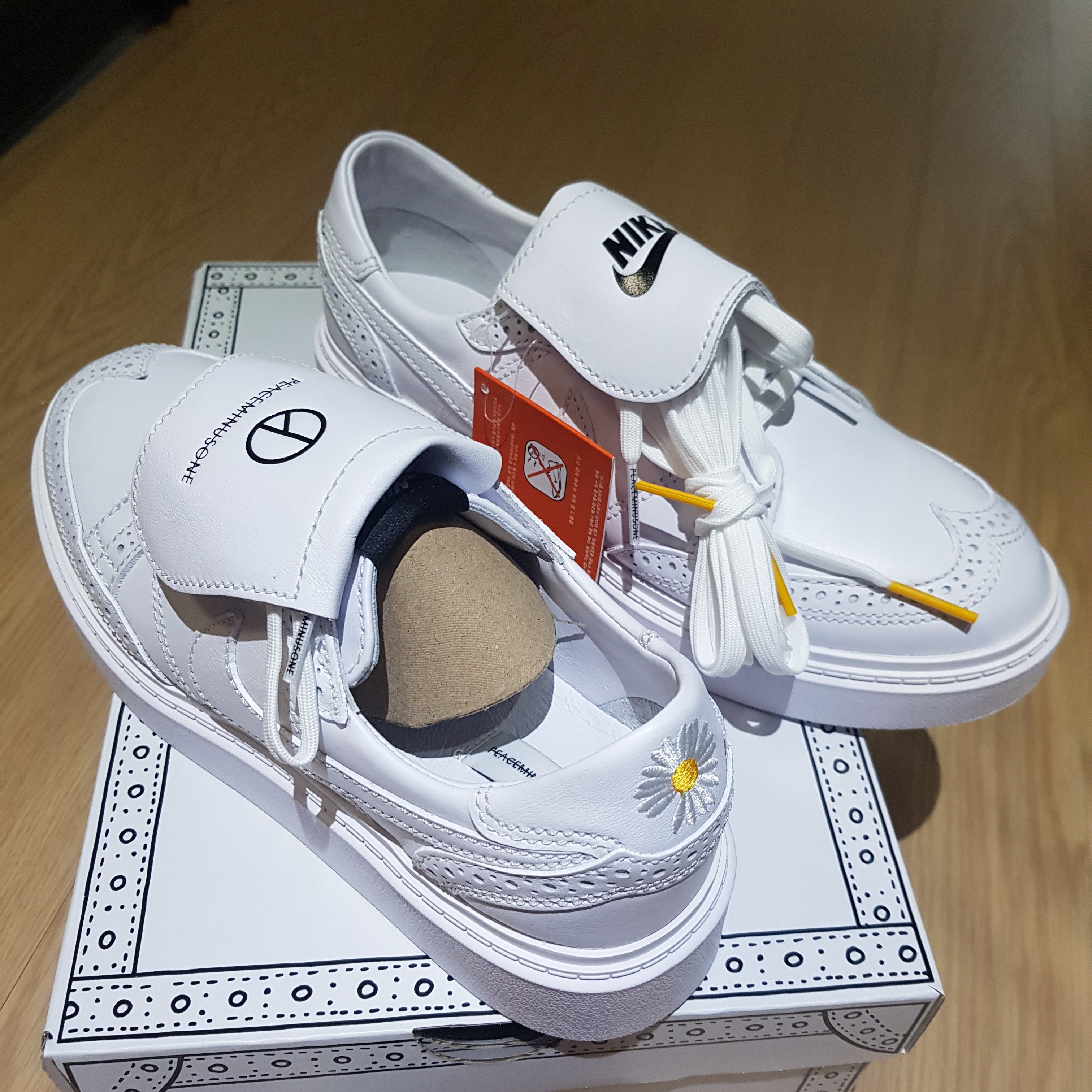 Nike x Peaceminusone Kwondo1 White, Jordan 1 Low SE Laser Blue 착용 스타일 - 1