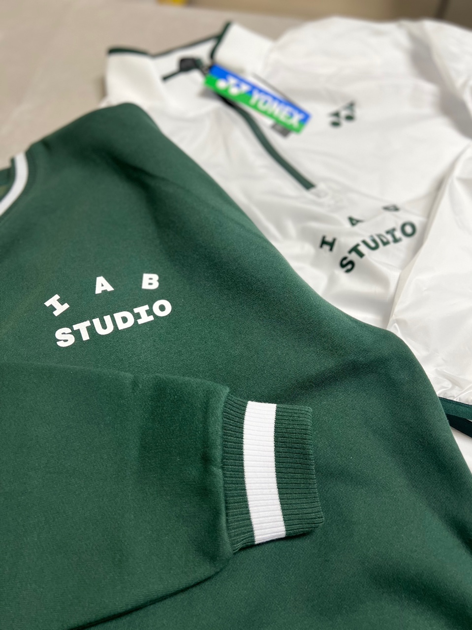 IAB Studio x Yonex Sweatshirt Green, IAB Studio x Yonex Woven Pullover White 착용 스타일 - 1