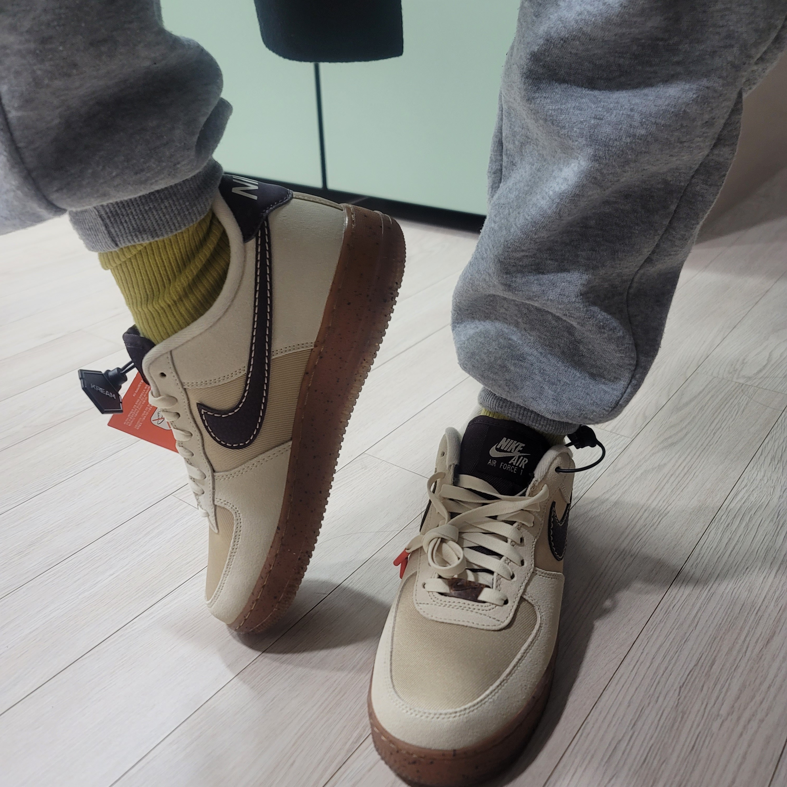 Nike Air Force 1 '07 LV8 Coffee 착용 스타일 - 1