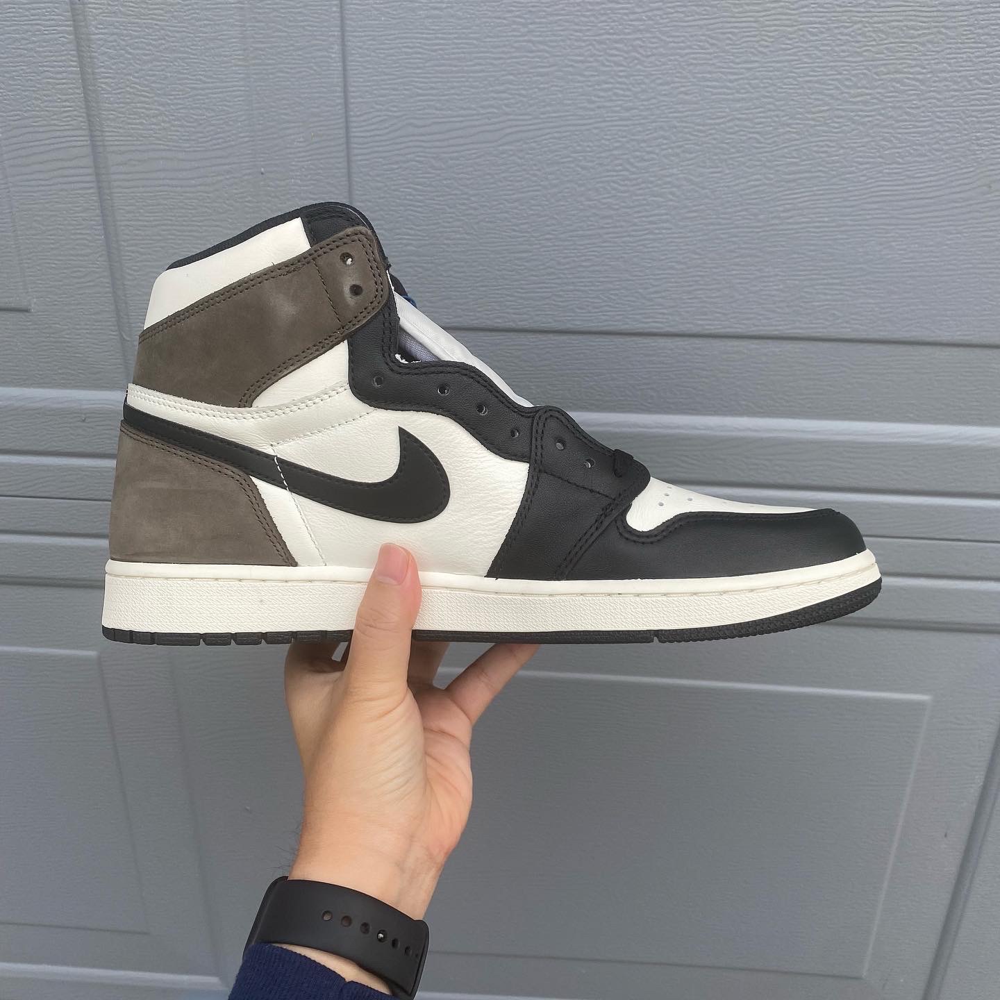 Jordan 1 Retro High OG Black Mocha 착용 스타일 - 3