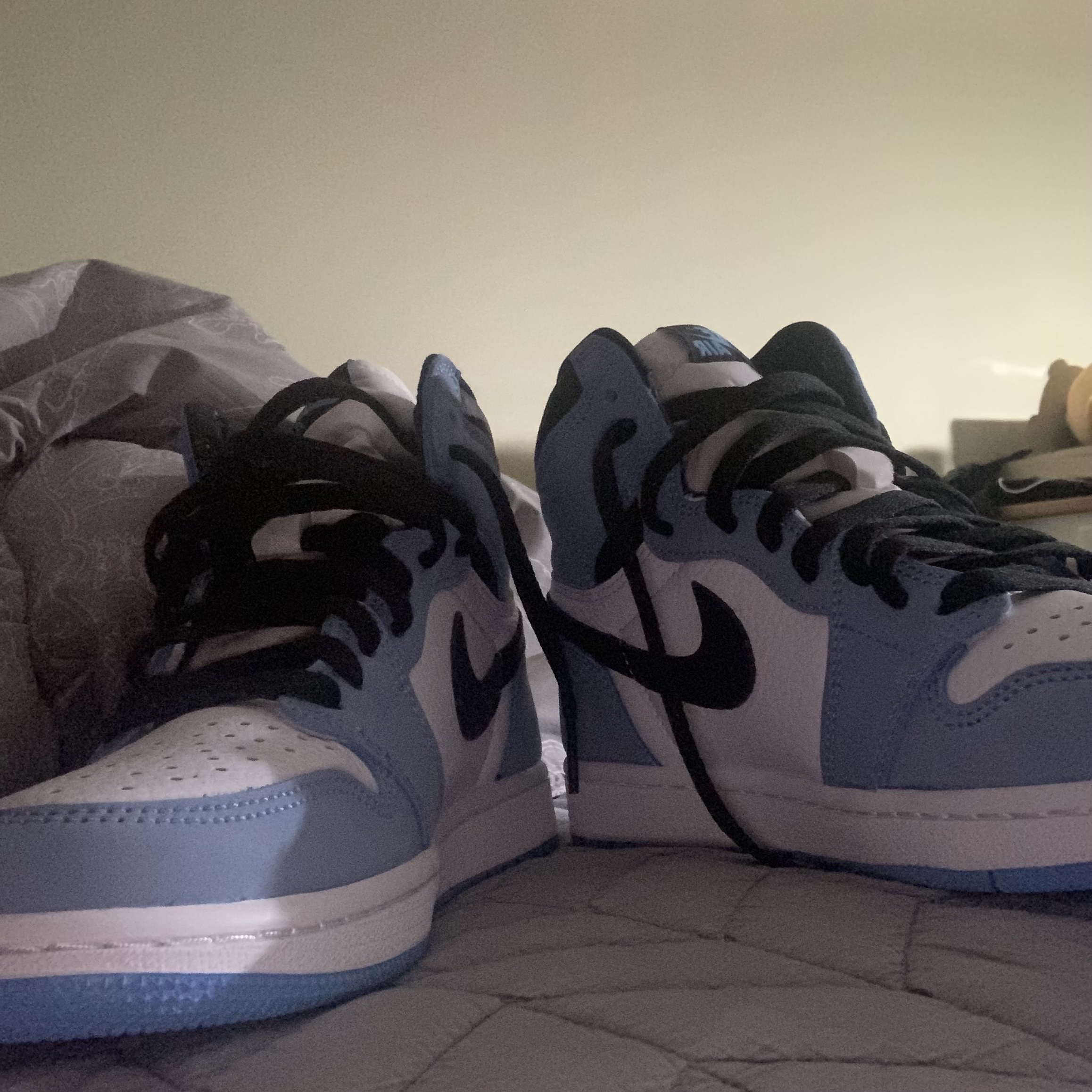 Jordan 1 Retro High OG University Blue 착용 스타일 - 3