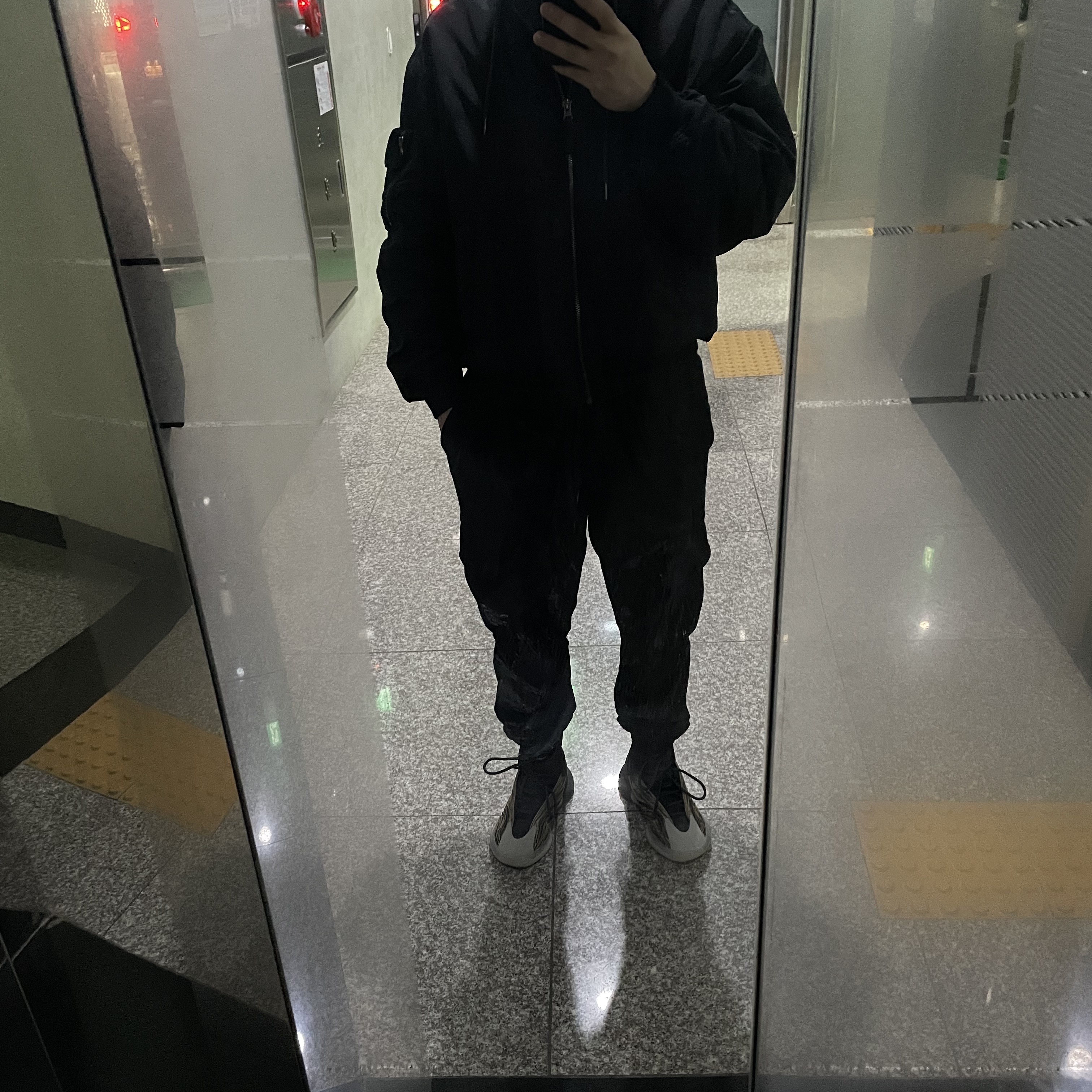 Adidas Yeezy QNTM Amber Tint 착용 스타일 - 1