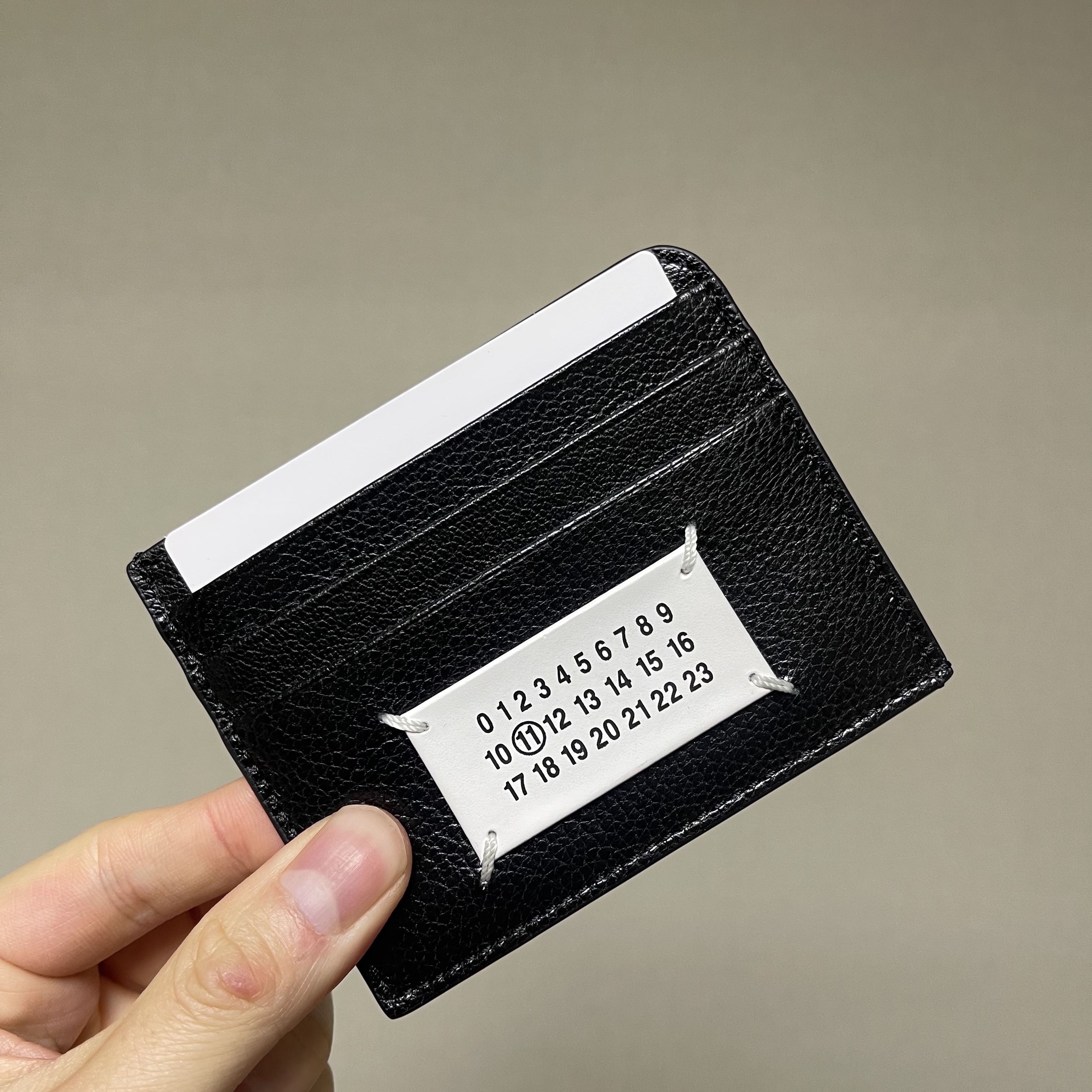 Maison Margiela Numbers Logo Smooth Leather Card Holder Black 착용 스타일 - 2