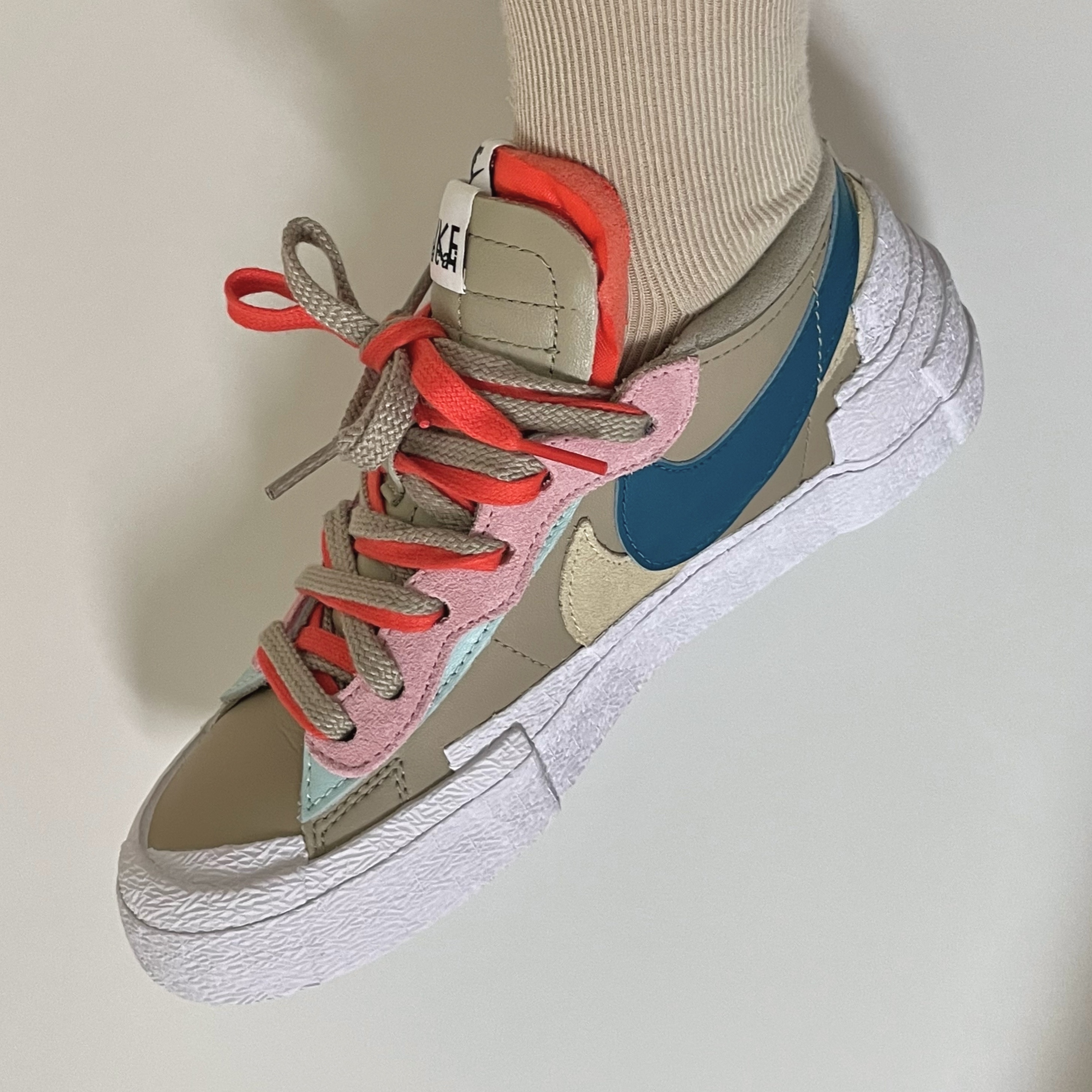 Nike x Sacai x Kaws Blazer Low Reed 착용 스타일 - 1