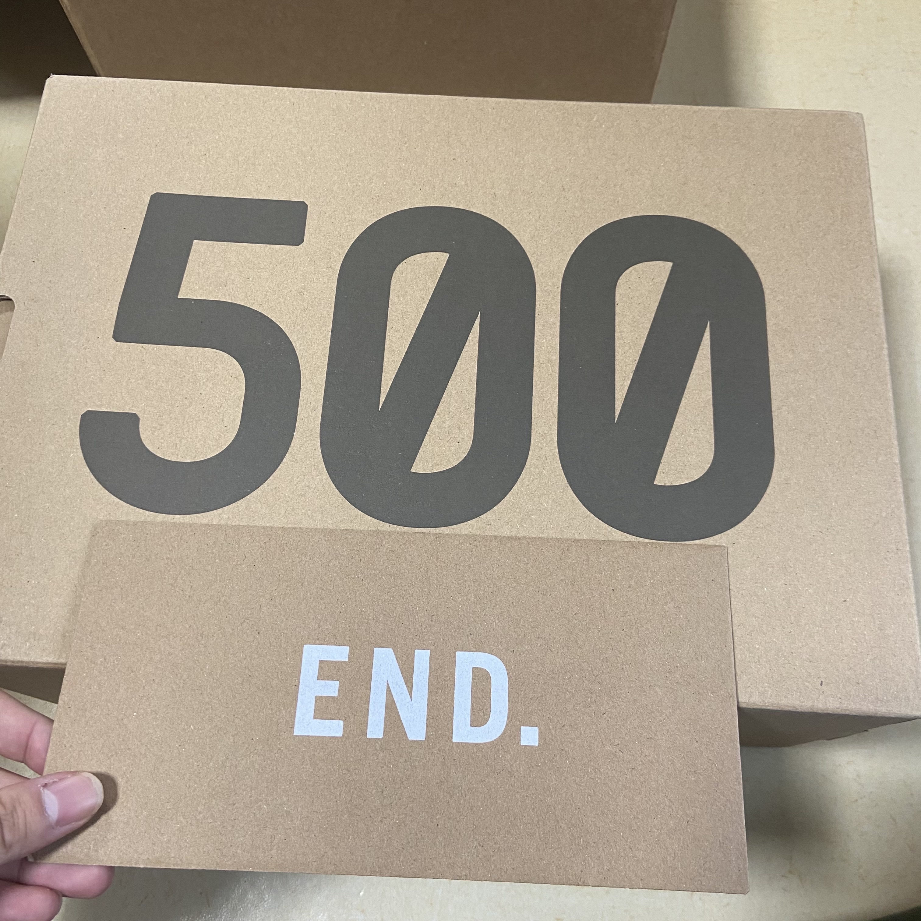 Adidas Yeezy 500 Ash Grey 착용 스타일 - 2