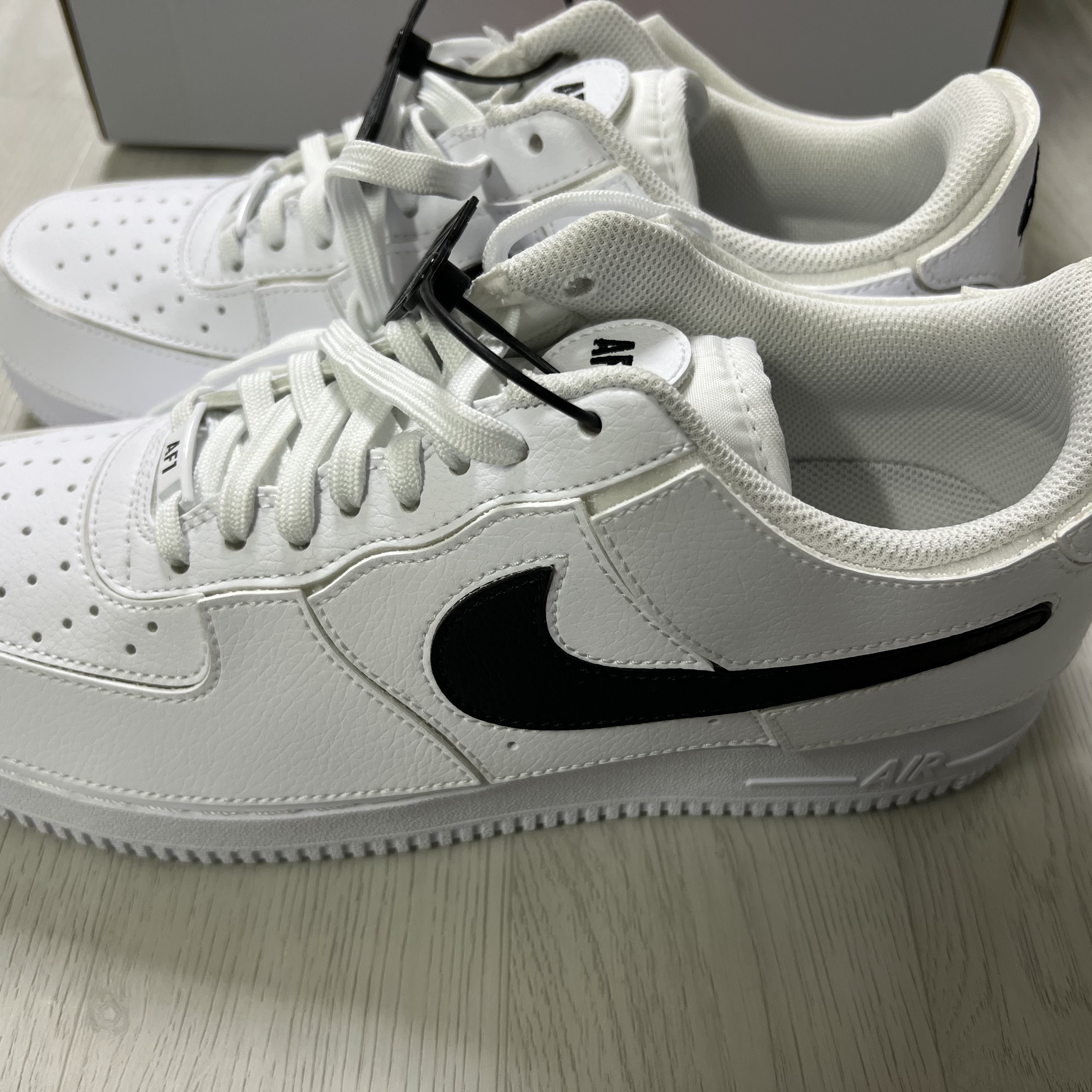 Nike Air Force 1/1 Triple White 착용 스타일 - 2