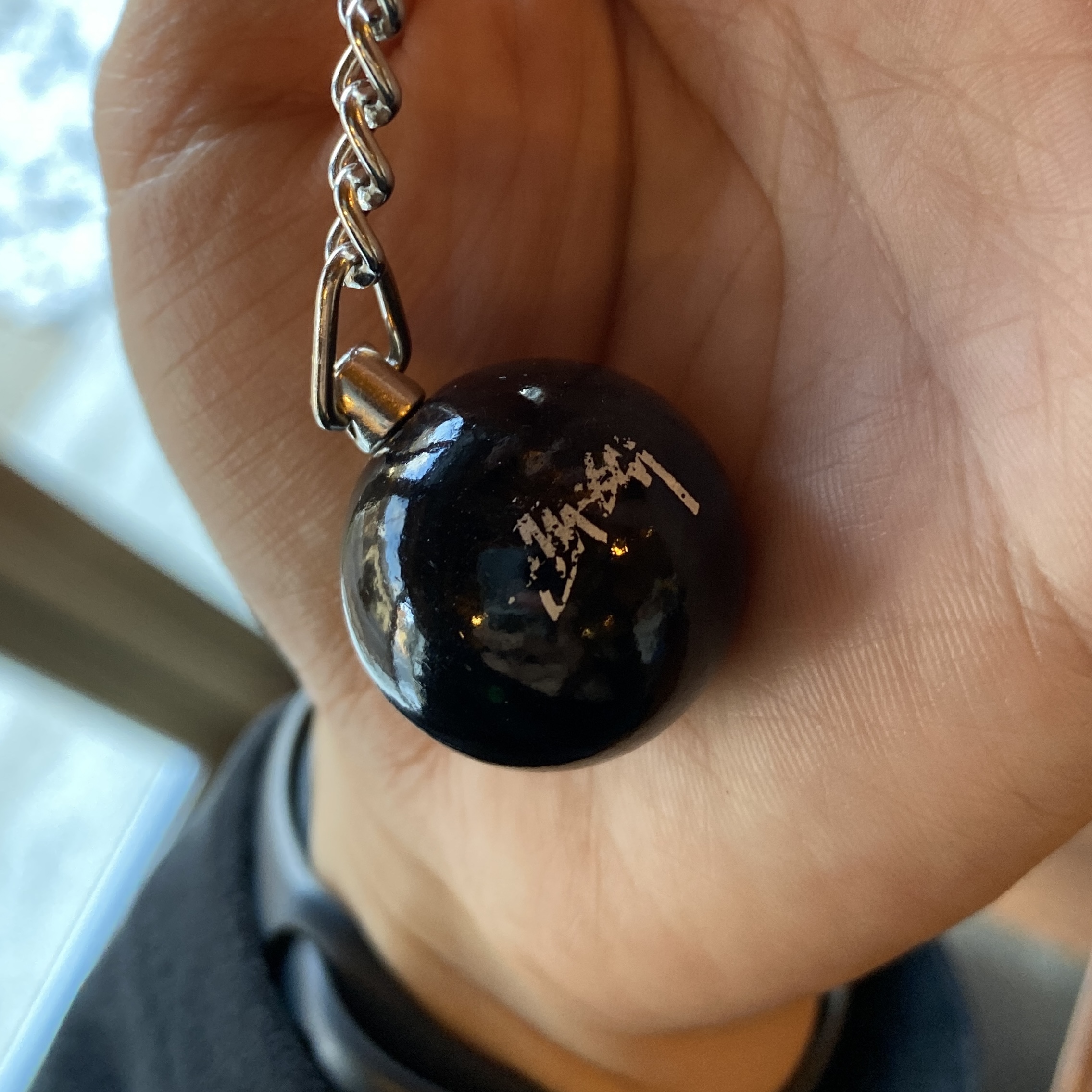 Stussy 8 Ball Keychain Black 착용 스타일 - 2
