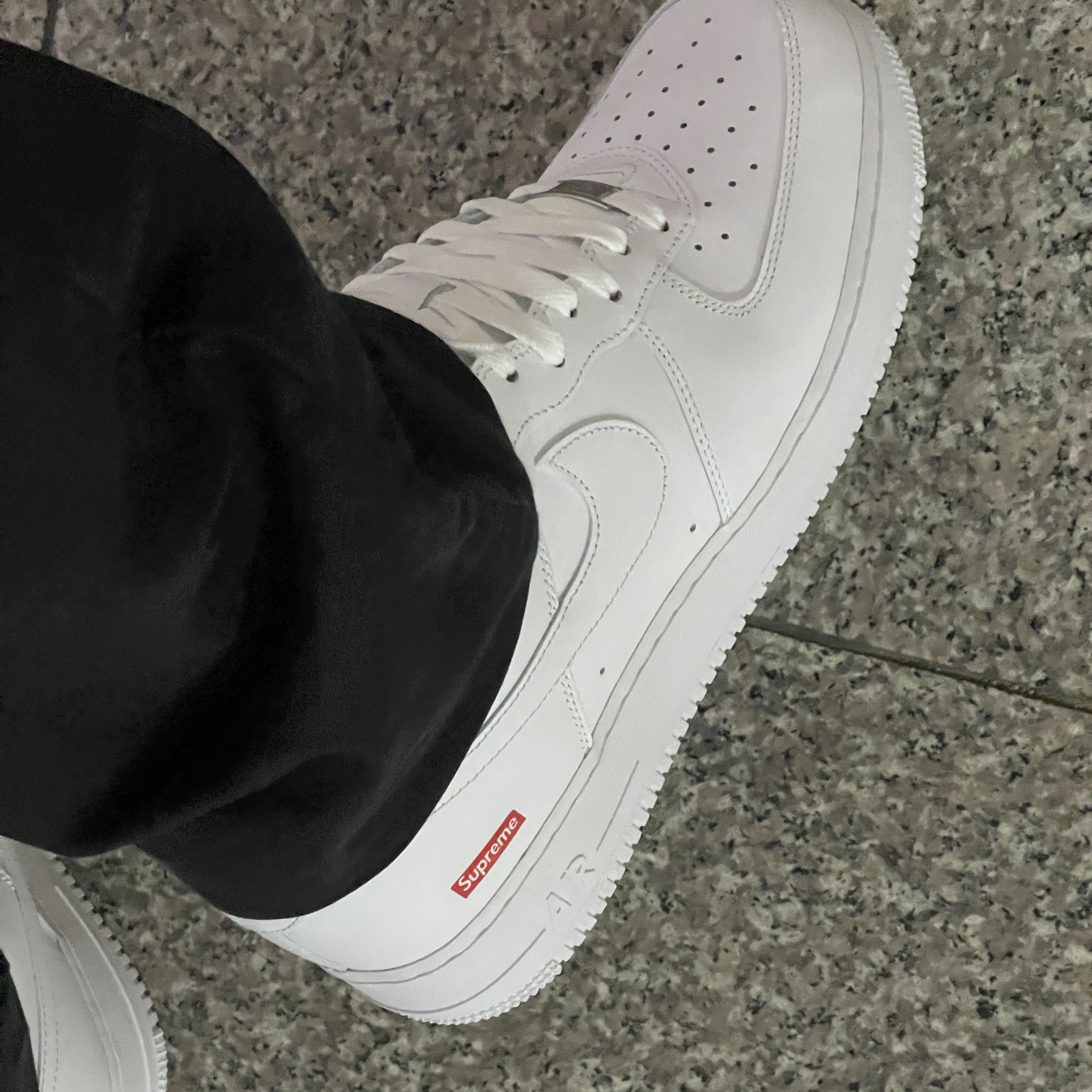 Nike x Supreme Air Force 1 Low White 착용 스타일 - 2
