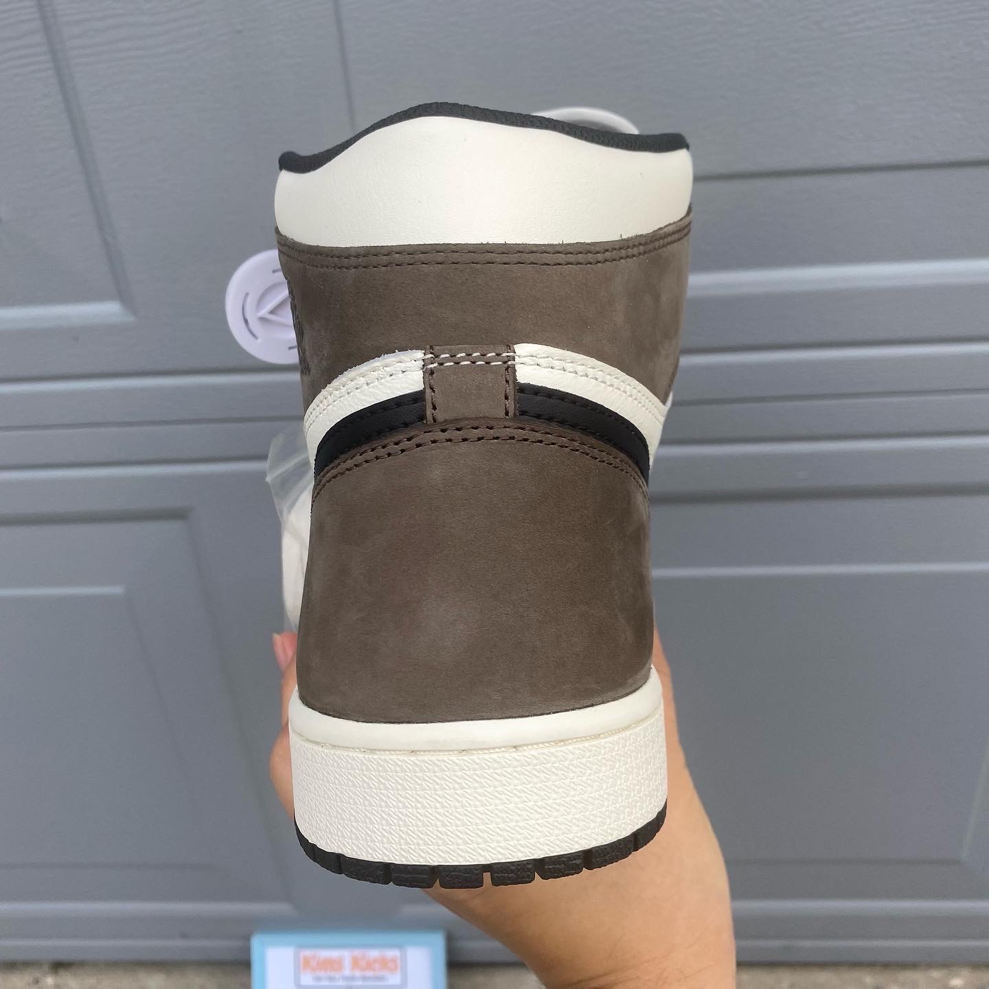 Jordan 1 Retro High OG Black Mocha 착용 스타일 - 4