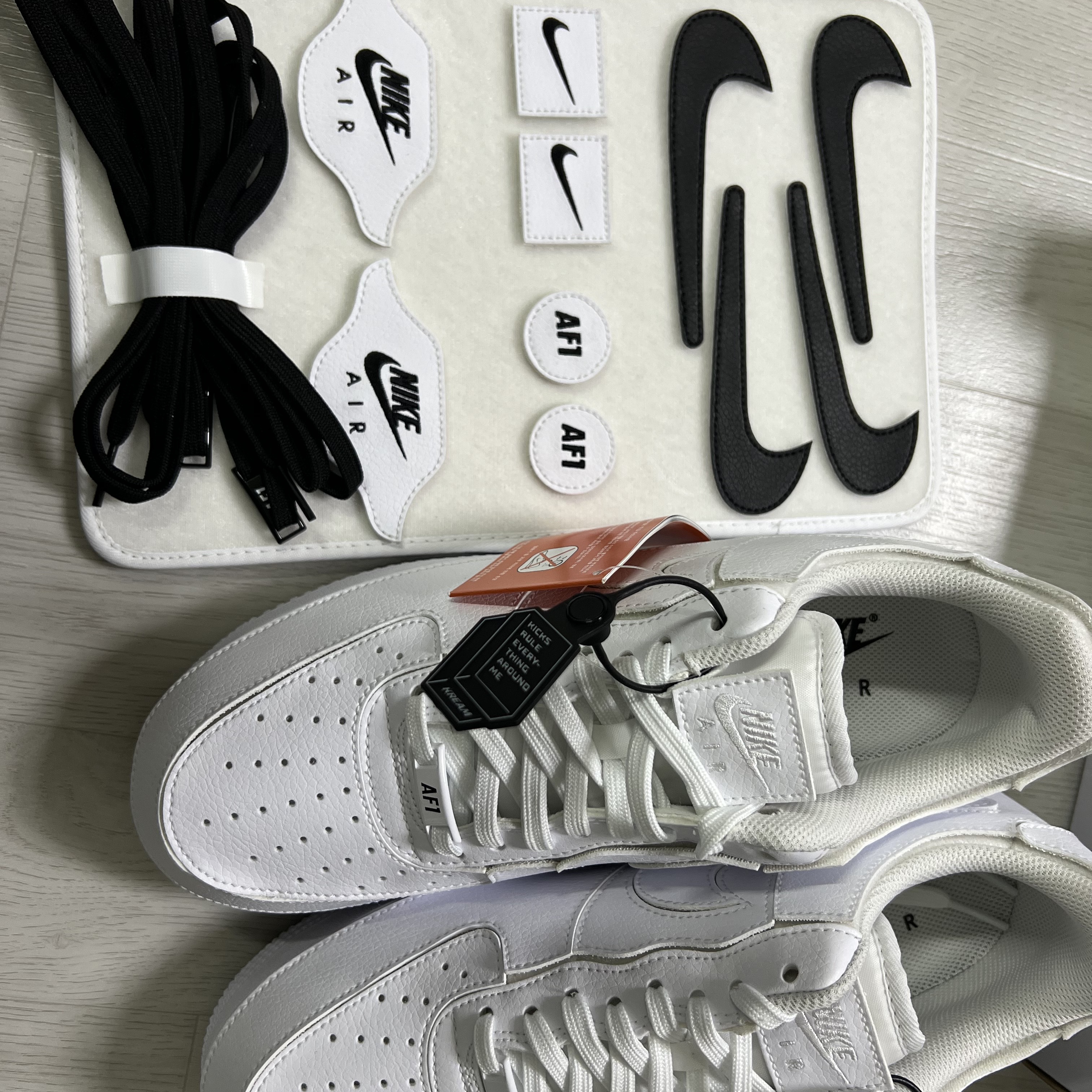 Nike Air Force 1/1 Triple White 착용 스타일 - 1