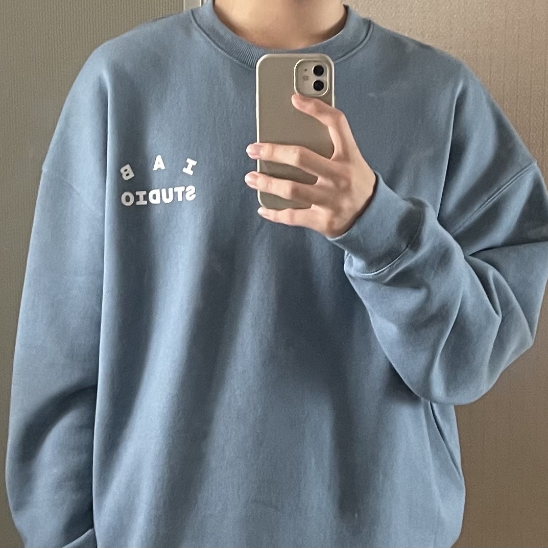 IAB Studio Crewneck Sky Blue 착용 스타일