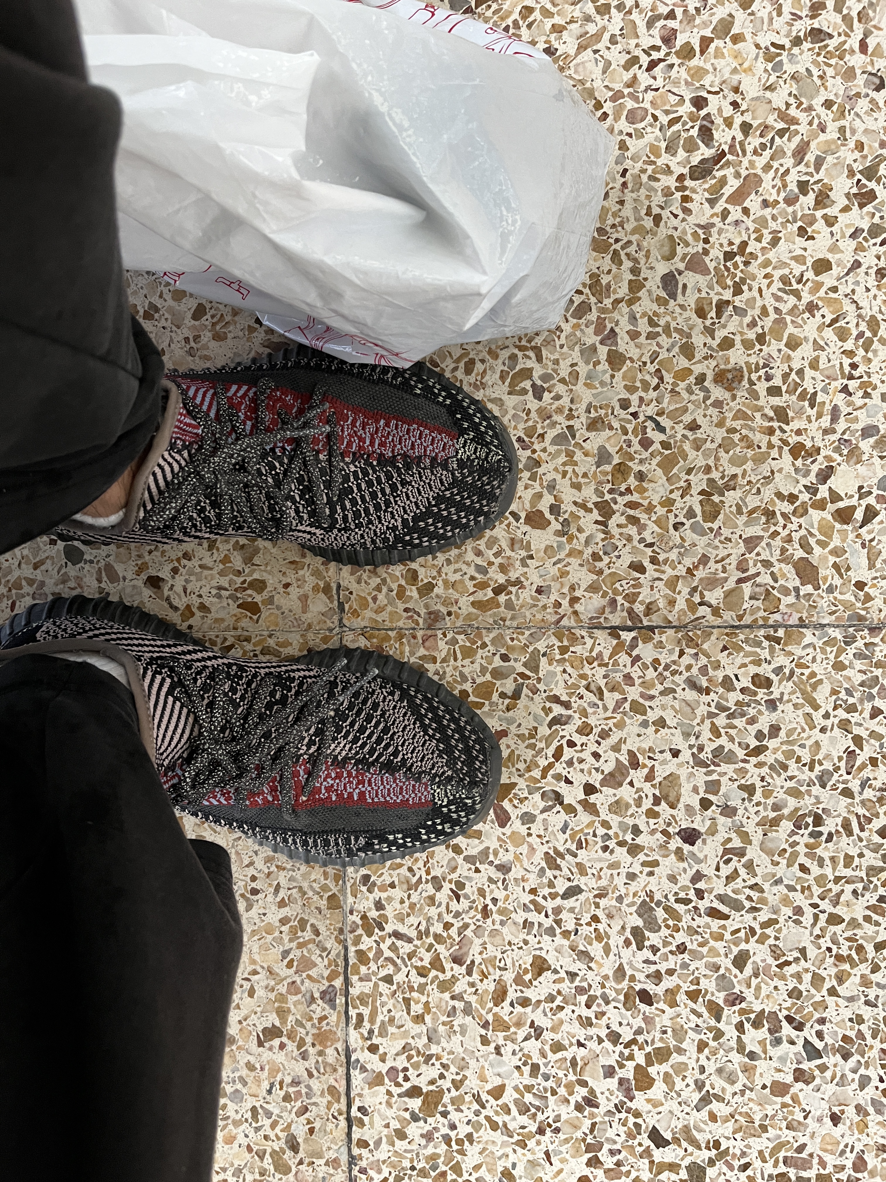 Adidas Yeezy Boost 350 V2 Yecheil - Non-Reflective 착용 스타일