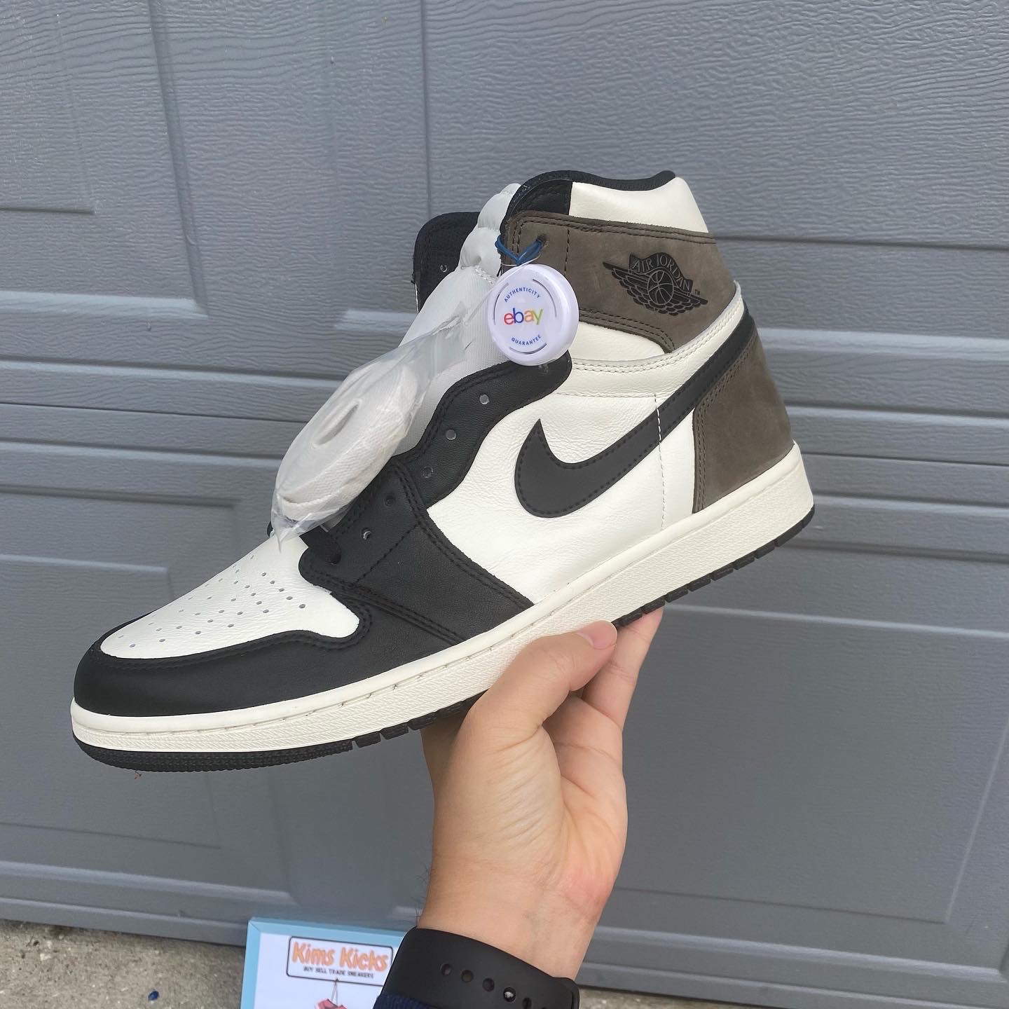 Jordan 1 Retro High OG Black Mocha 착용 스타일 - 2