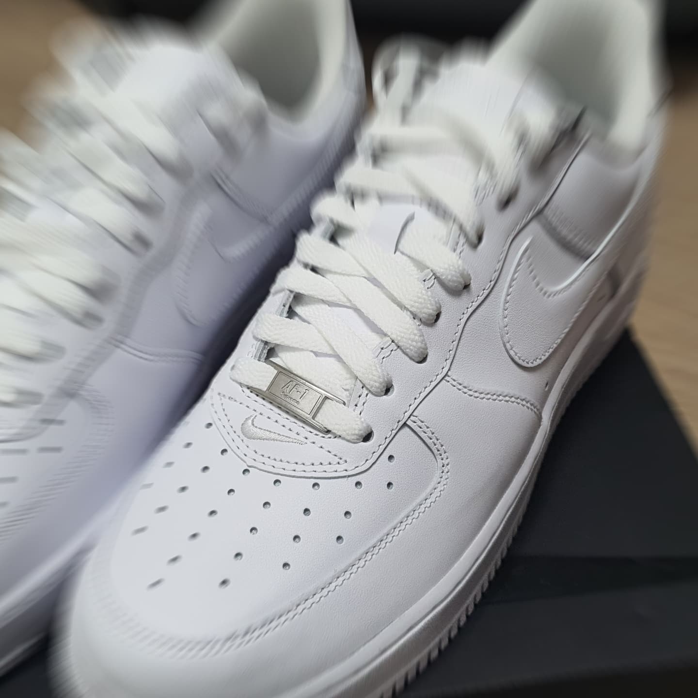 Nike x Supreme Air Force 1 Low White 착용 스타일 - 1