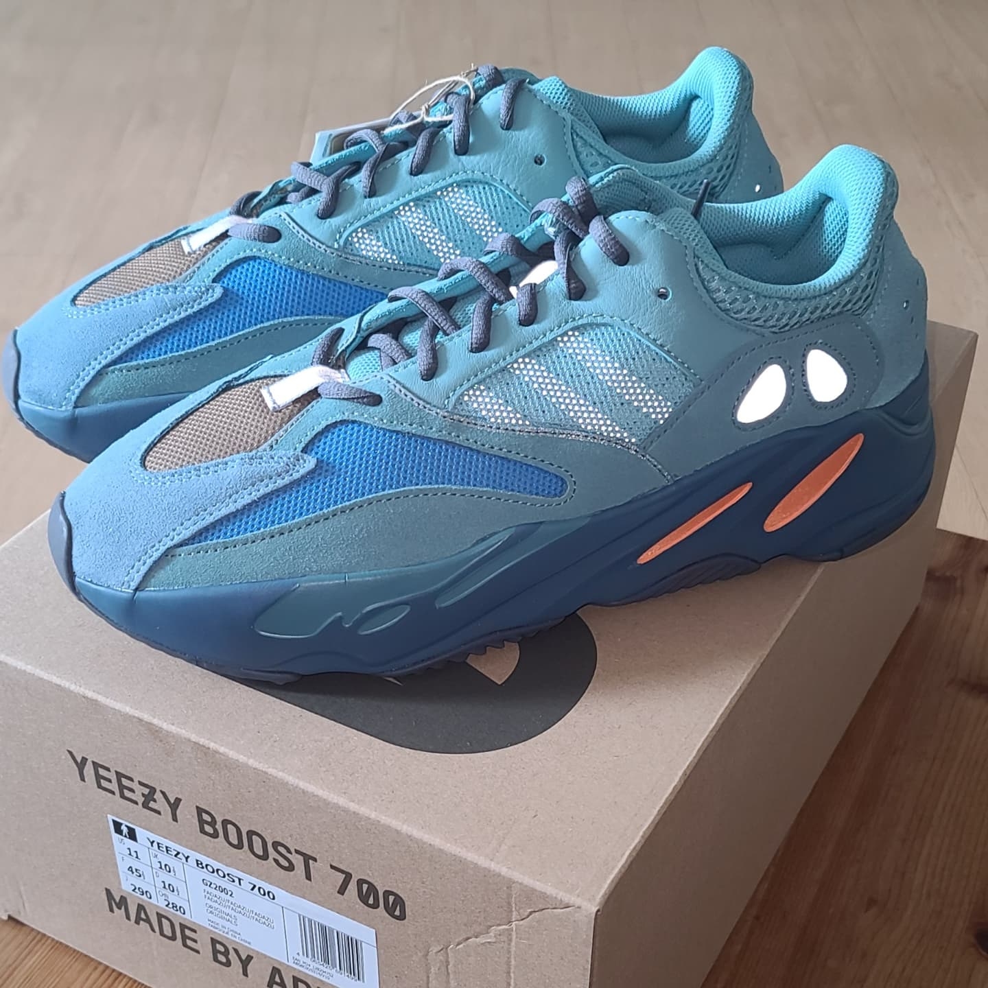 Adidas Yeezy Boost 700 Fade Azure 착용 스타일