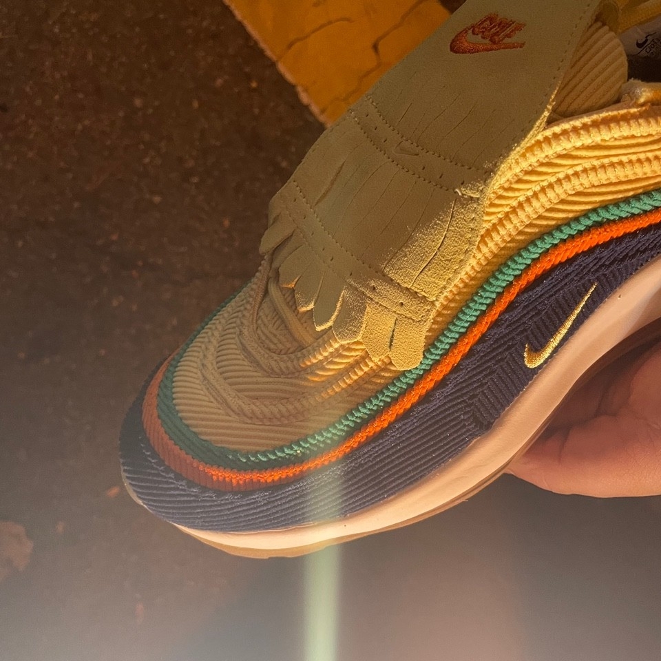 Nike Air Max 97 G NRG Obsidian Gold 착용 스타일