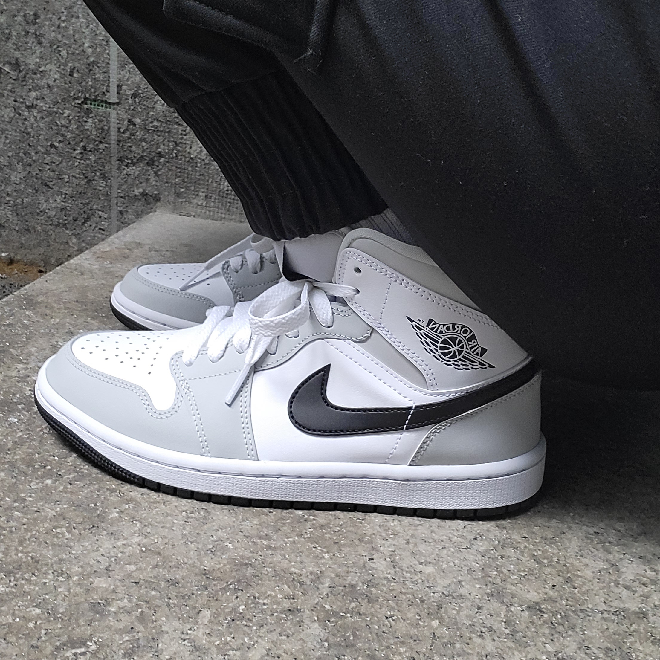 (W) Jordan 1 Mid Grey Fog 착용 스타일 - 1