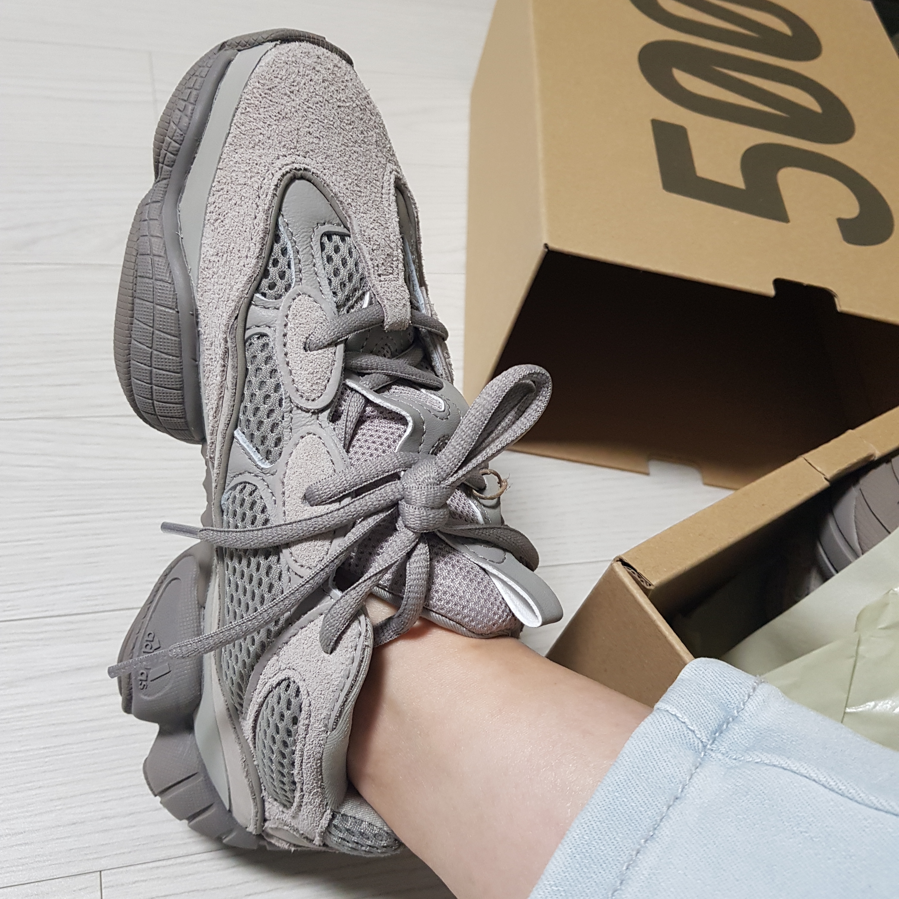 Adidas Yeezy 500 Ash Grey 착용 스타일