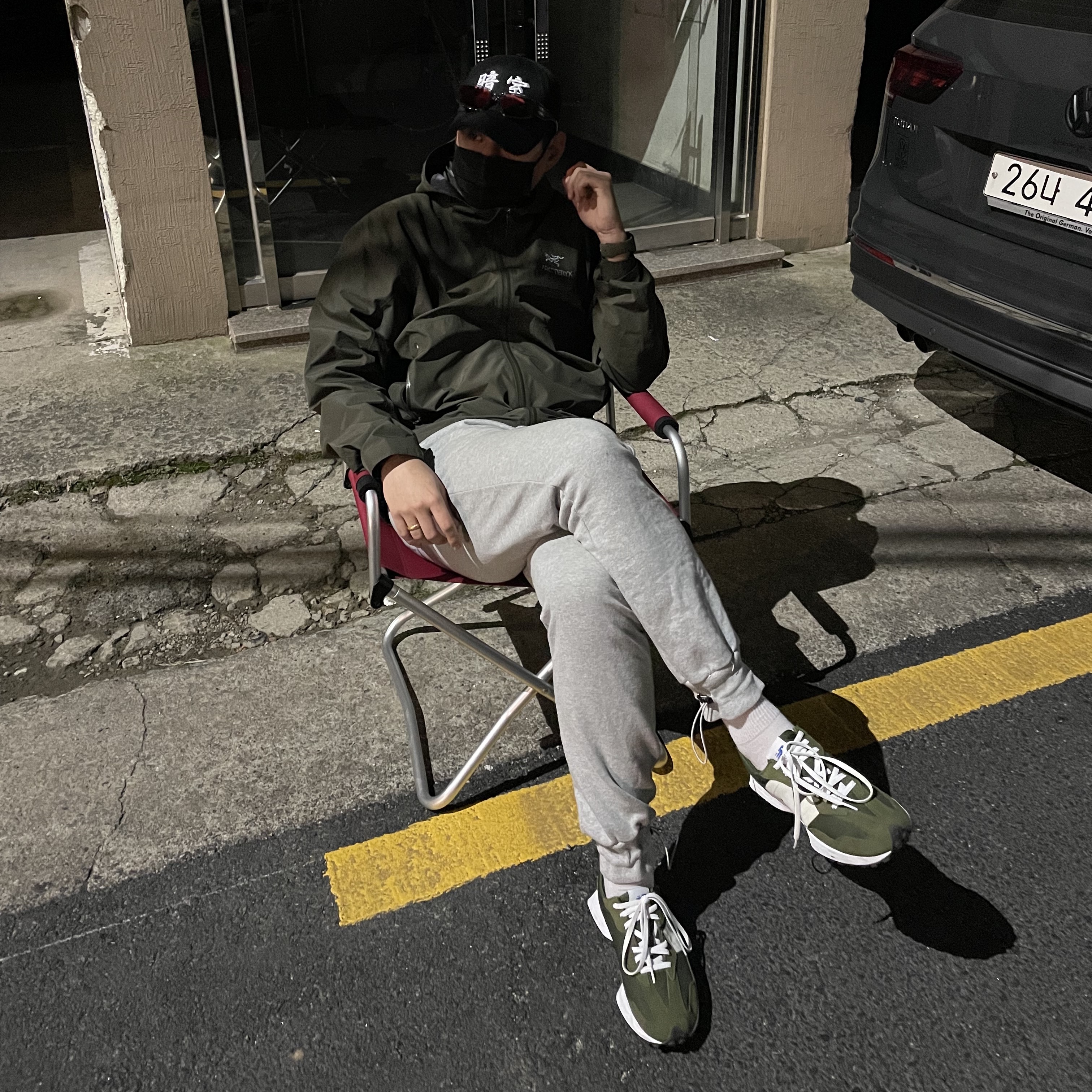 New Balance 327 Oak Leaf Green, Darkr8m Studio White Logo Cap 착용 스타일