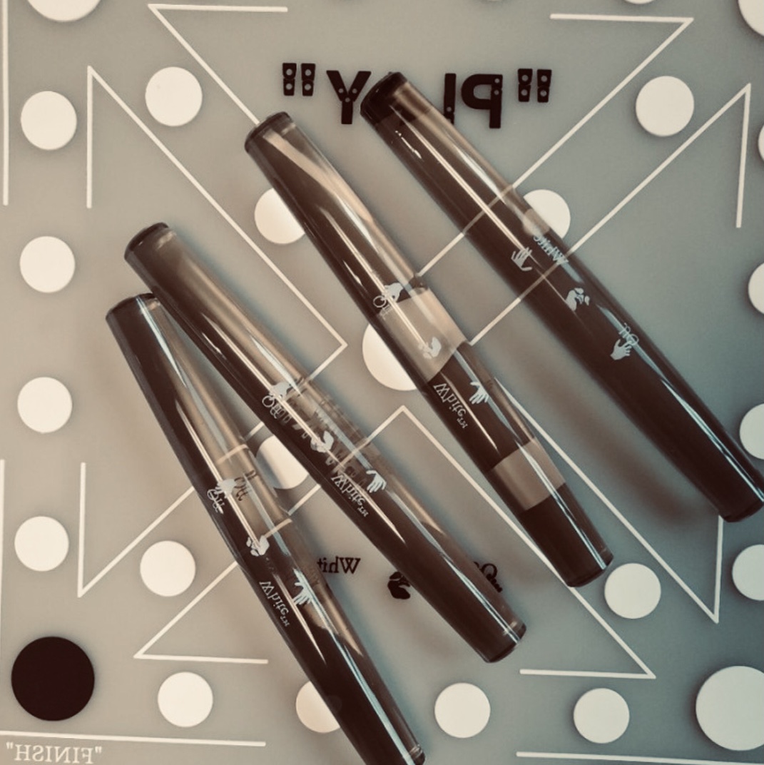 Off-White x Amore Pacific Play Kit 착용 스타일