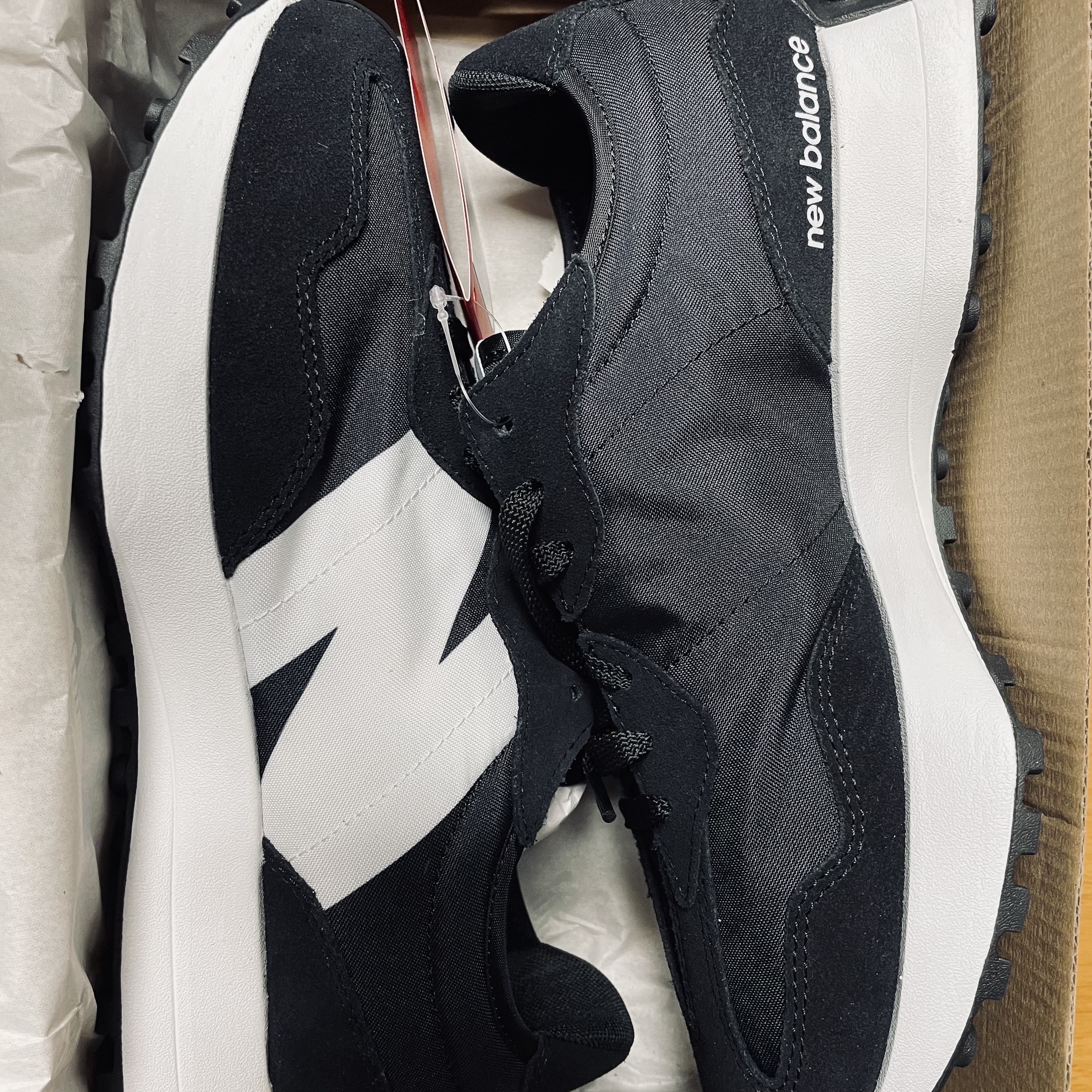 New Balance 327 Black 착용 스타일 - 1