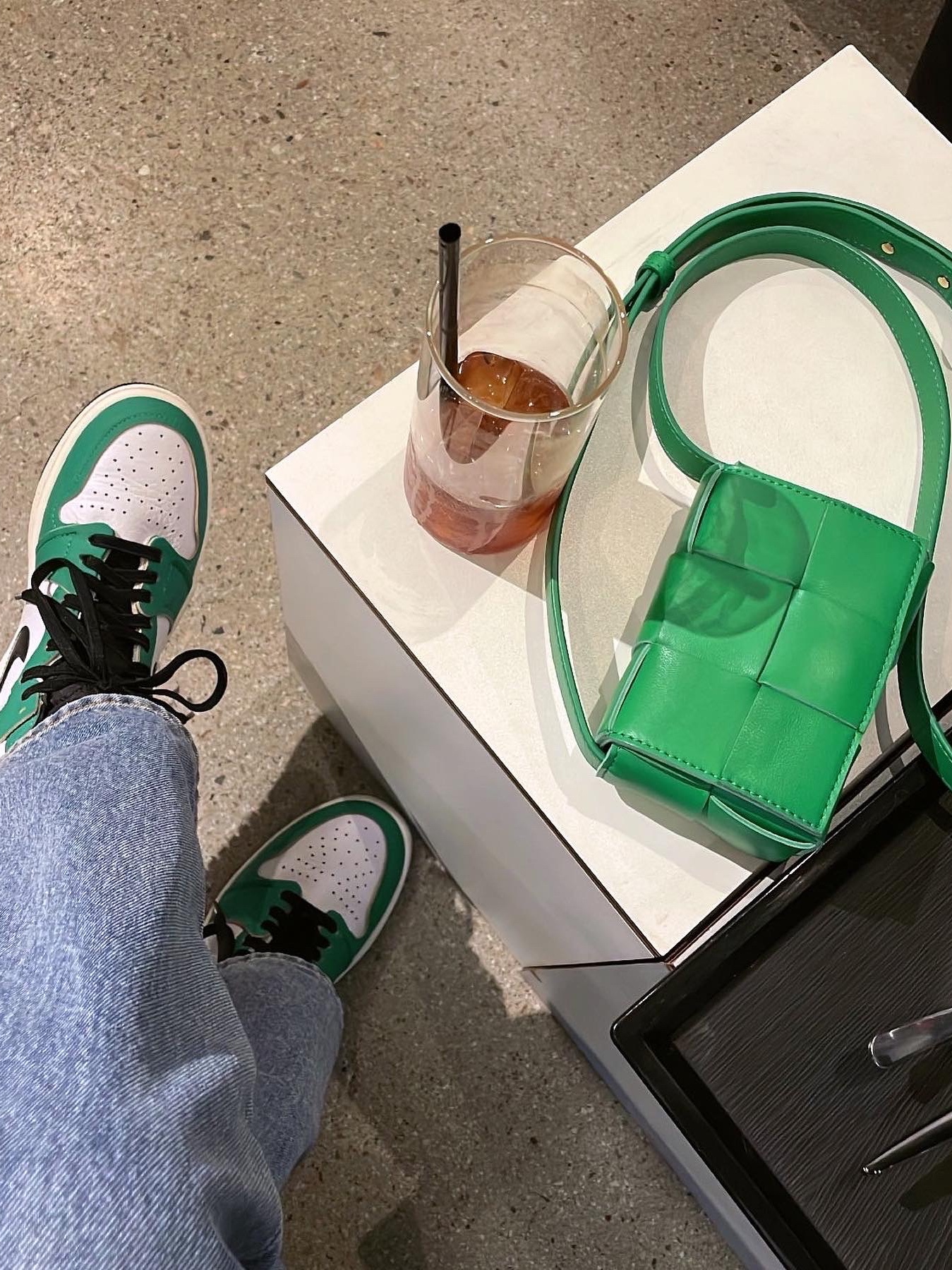 (W) Jordan 1 Retro High OG Lucky Green, Bottega Veneta Mini Leather Cassette Parakeet 착용 스타일 - 2
