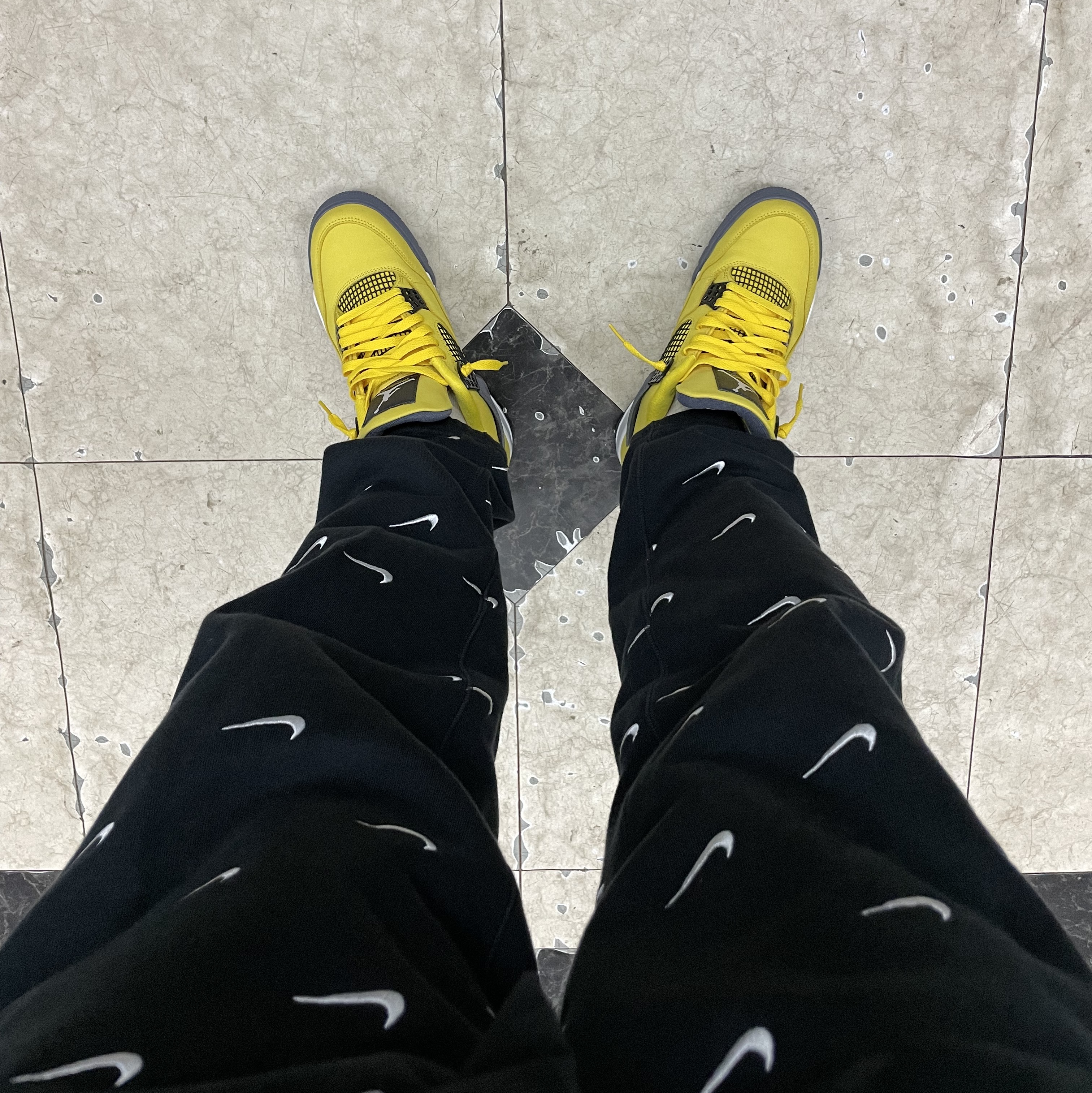 Jordan 4 Retro Tour Yellow, Nike NRG Swoosh Logo Pants Black 착용 스타일