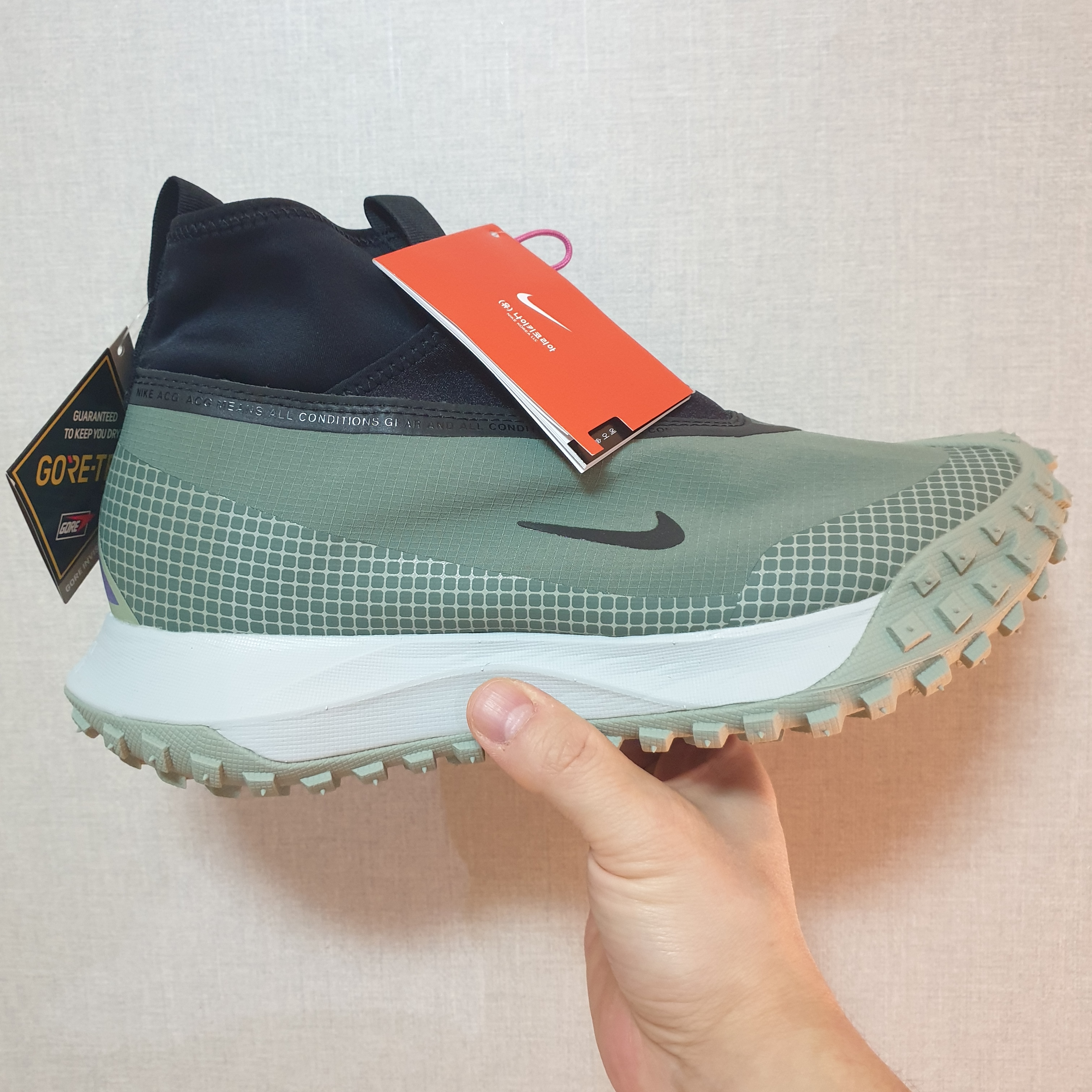 Nike ACG Mountain Fly Gore-Tex Clay Green 착용 스타일 - 1