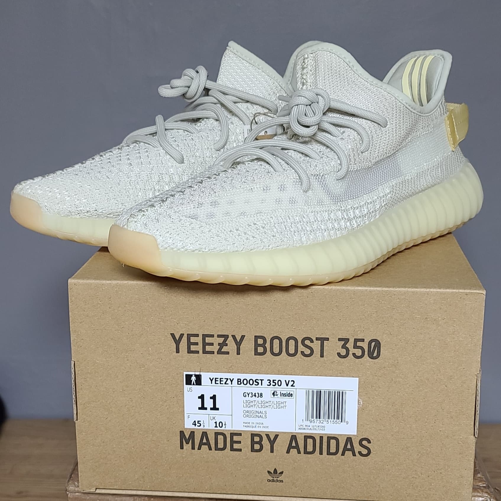 Adidas Yeezy Boost 350 V2 Light 착용 스타일