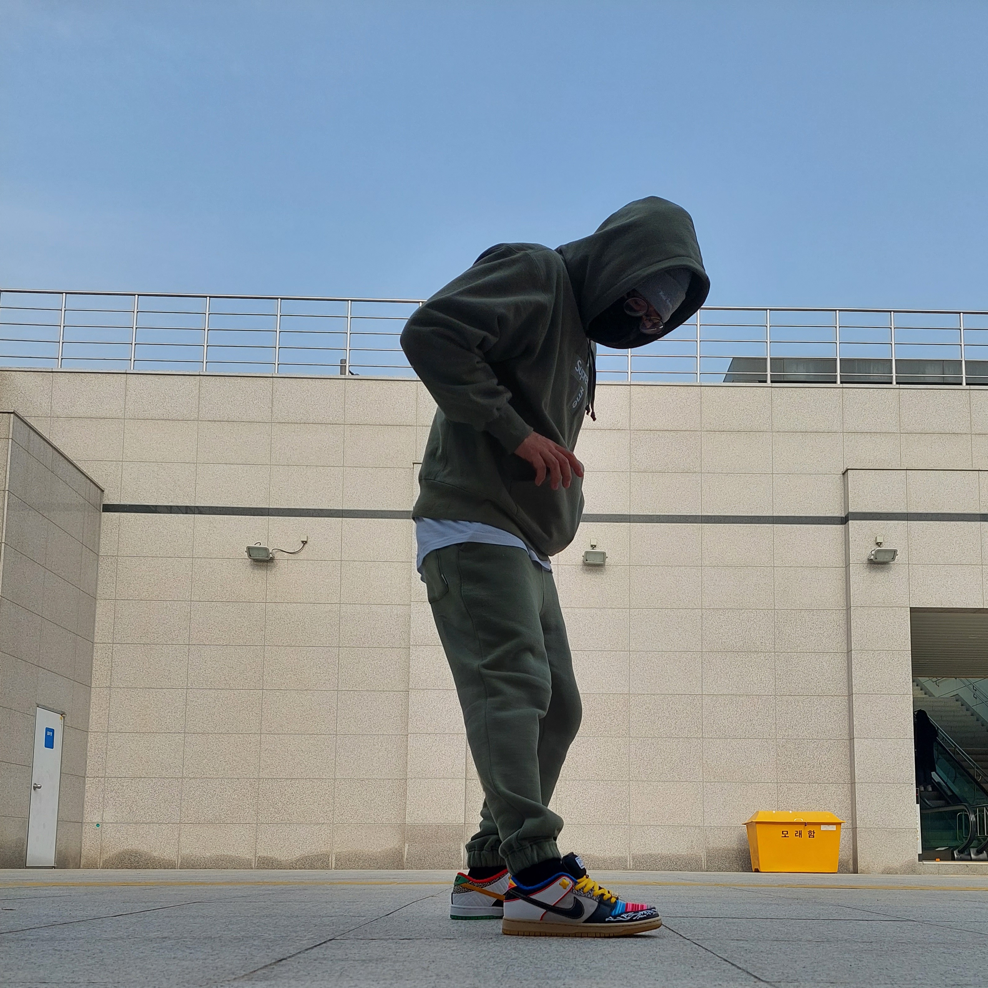 Supreme Cross Box Logo Hooded Sweatshirt Light Olive - 20FW, Nike SB Dunk Low What The Paul 착용 스타일 - 1
