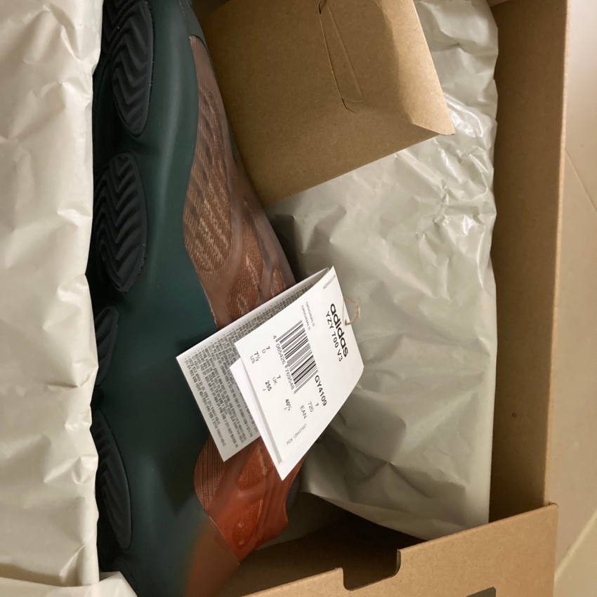 Adidas Yeezy 700 V3 Copper Fade 착용 스타일 - 2