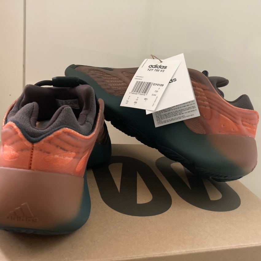 Adidas Yeezy 700 V3 Copper Fade 착용 스타일 - 4
