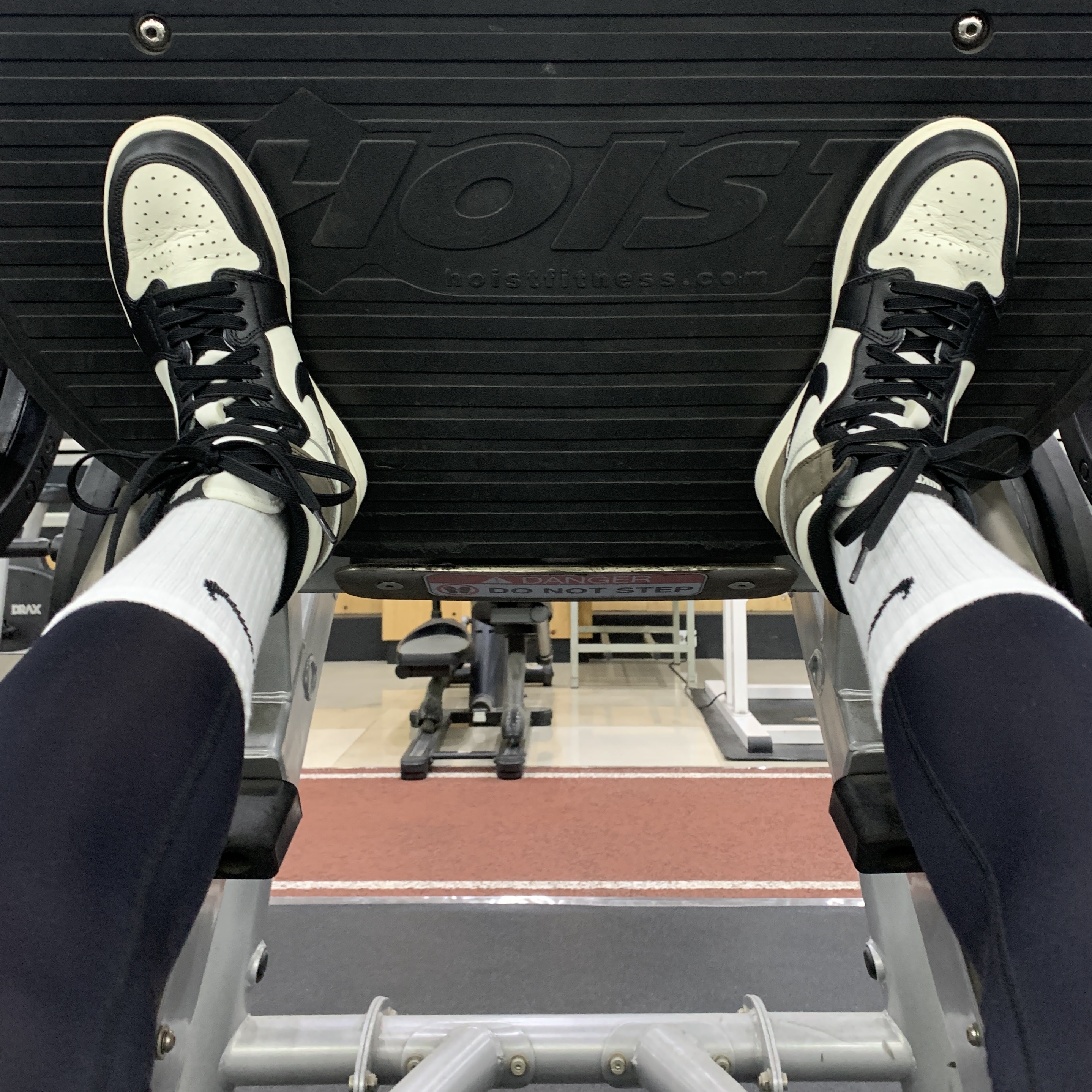 Jordan 1 Retro High OG Black Mocha 착용 스타일