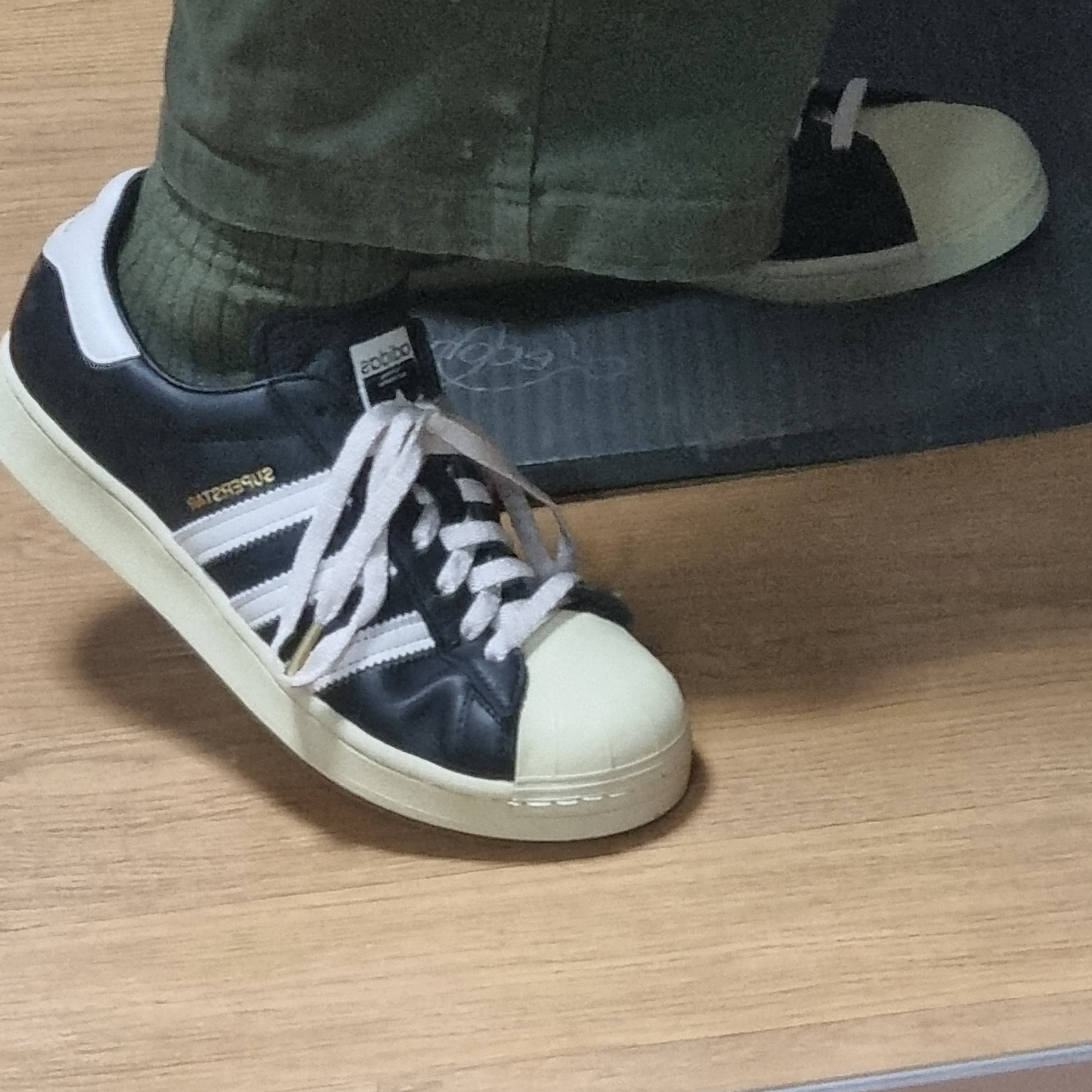 Adidas Superstar Premium Black White 착용 스타일 - 1