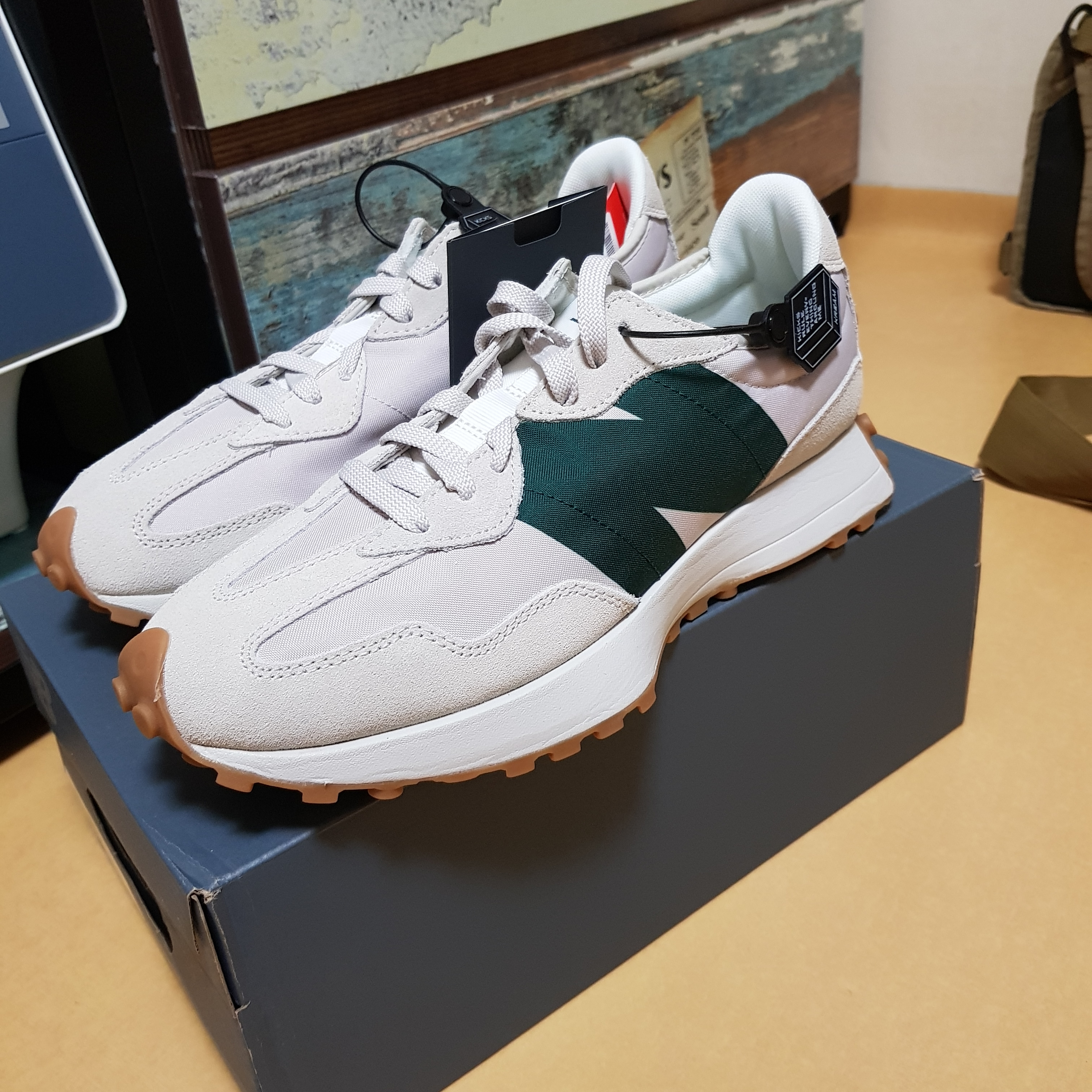 New Balance 327 Timberwolf 착용 스타일 - 1