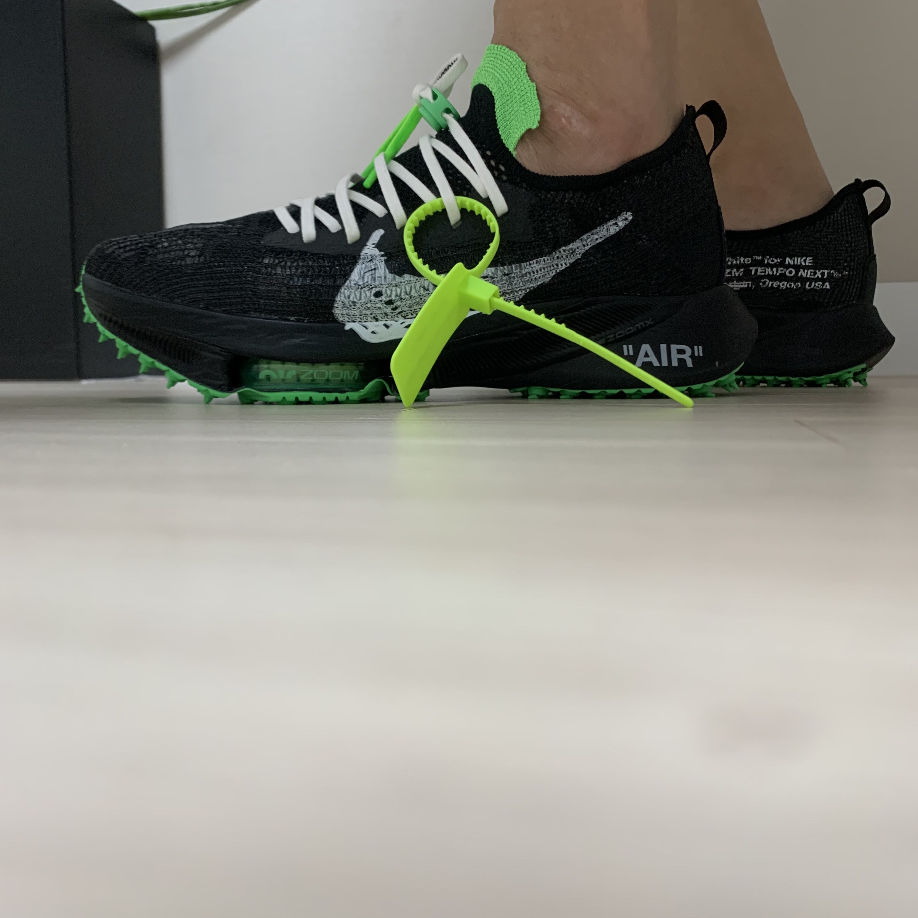 Nike x Off-White Air Zoom Tempo Next% Black 착용 스타일 - 2