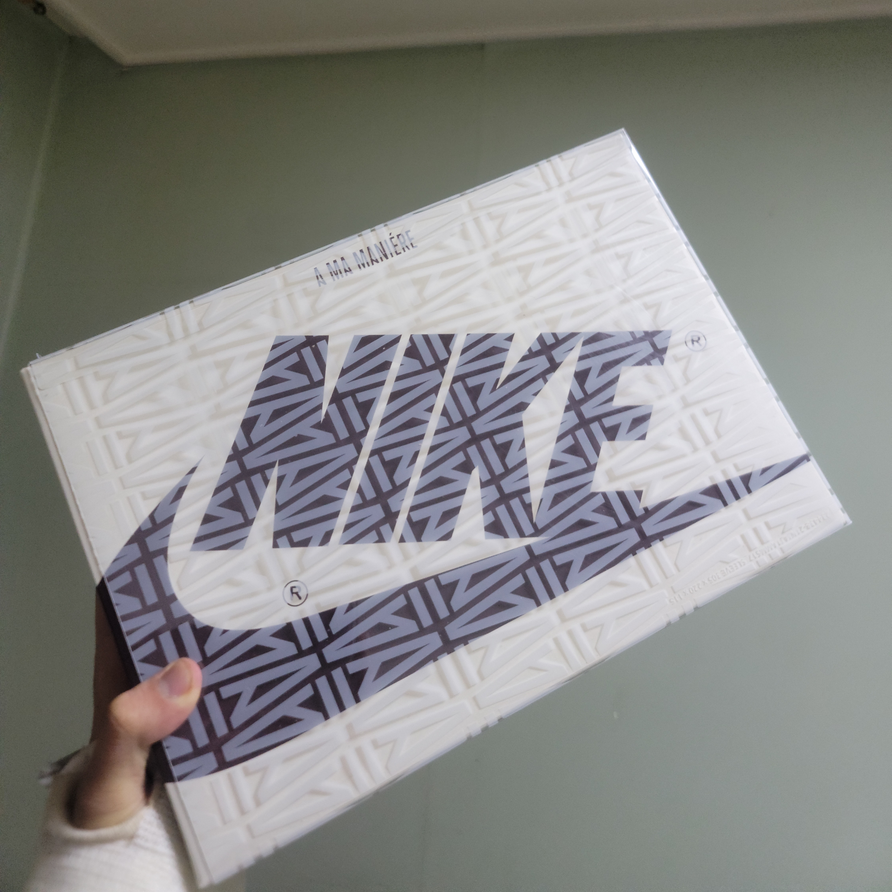 Jordan 1 x A Ma Maniere Retro High OG SP Sail and Burgundy, Nike x Peaceminusone Air Force 1 Low Para-Noise 2.0 착용 스타일 - 1