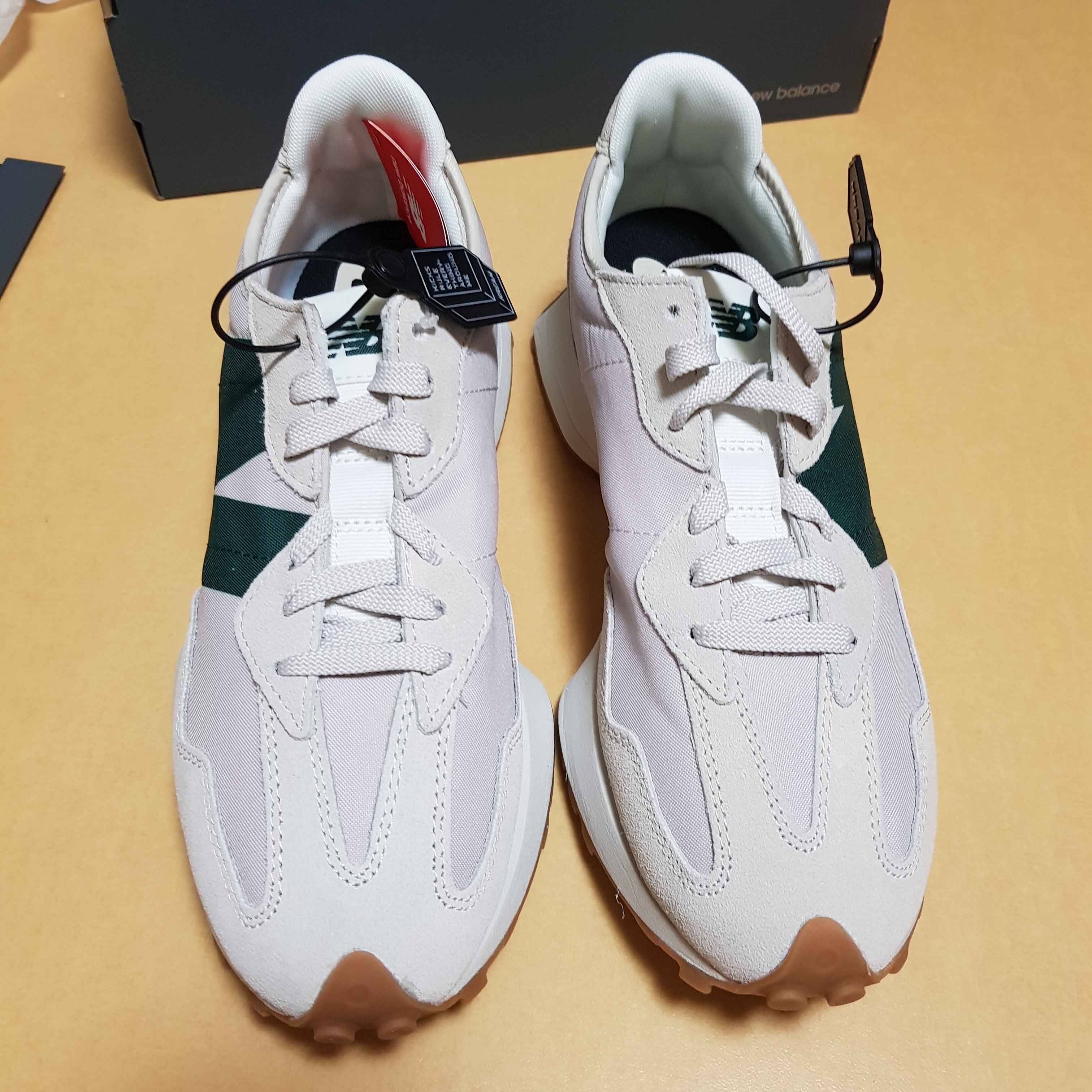 New Balance 327 Timberwolf 착용 스타일 - 3
