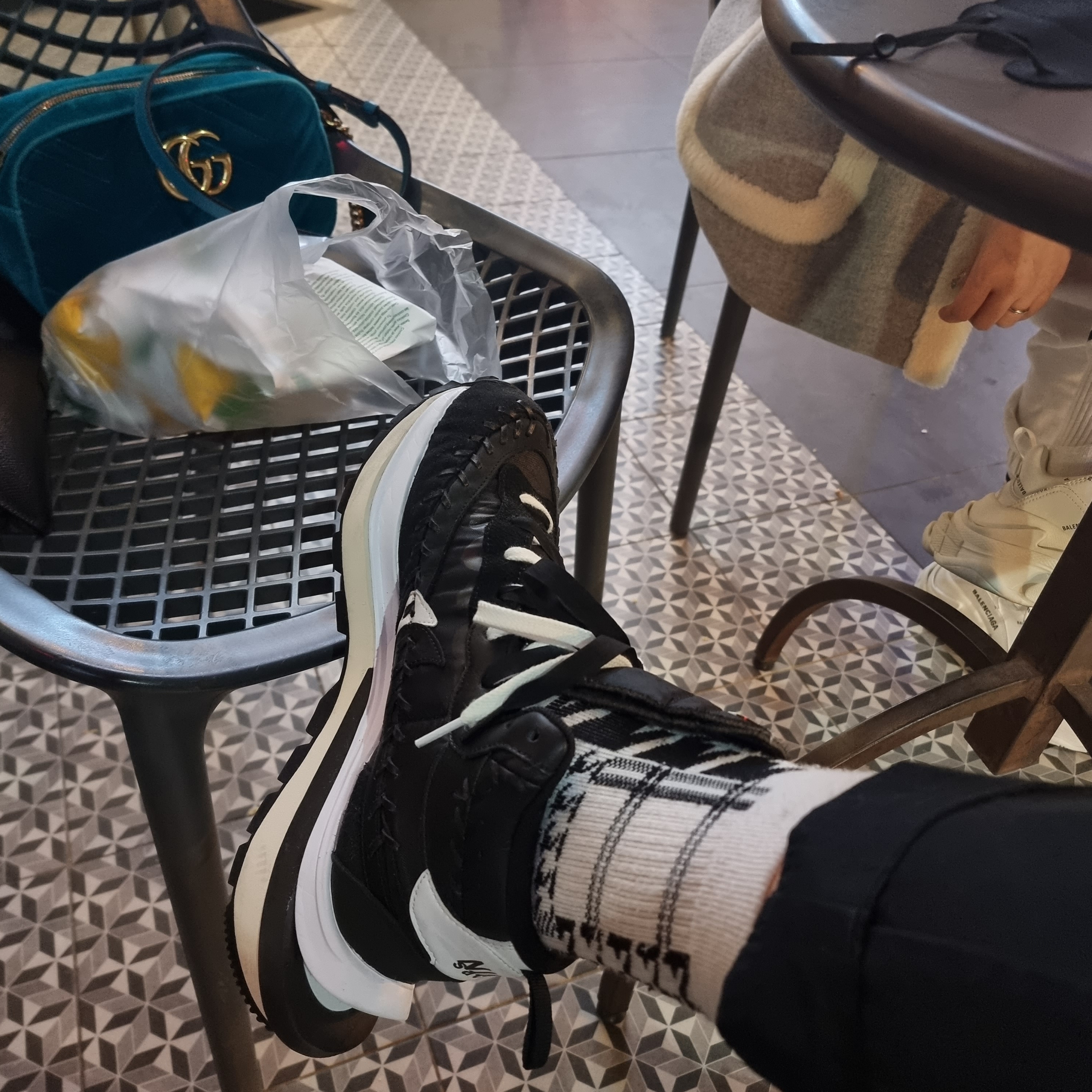 Nike x Sacai x Jean Paul Gaultier VaporWaffle Black White 착용 스타일 - 1